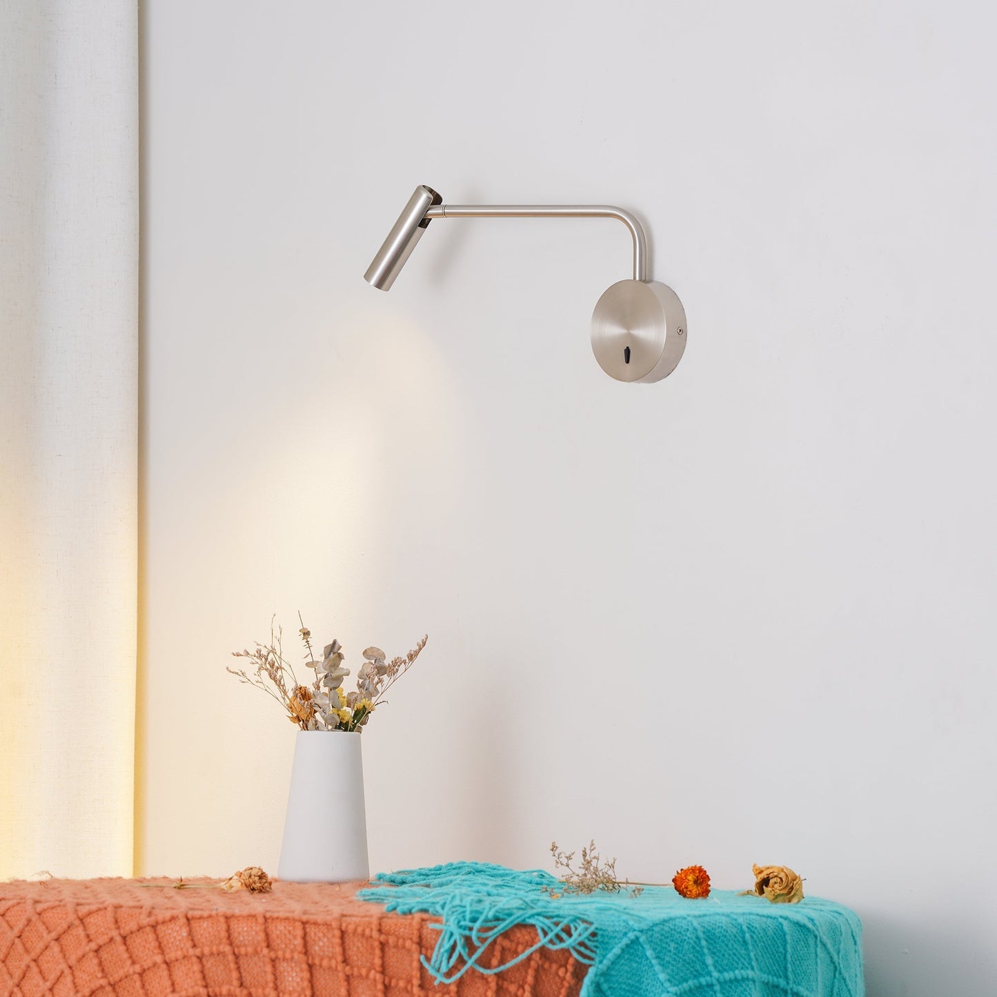 Niva – Runde LED-Wandleuchte mit Spotfunktion