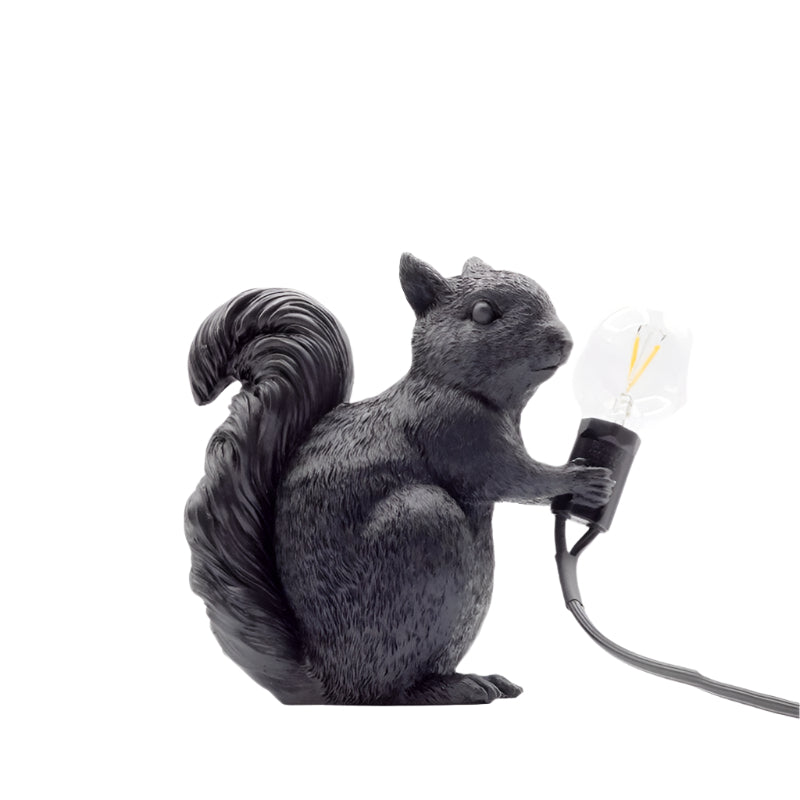 SkandiSquirrel – Niedliche Designer-Tischlampe mit Eichhörnchen