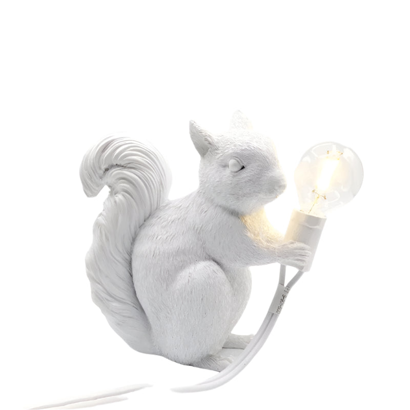SkandiSquirrel – Niedliche Designer-Tischlampe mit Eichhörnchen