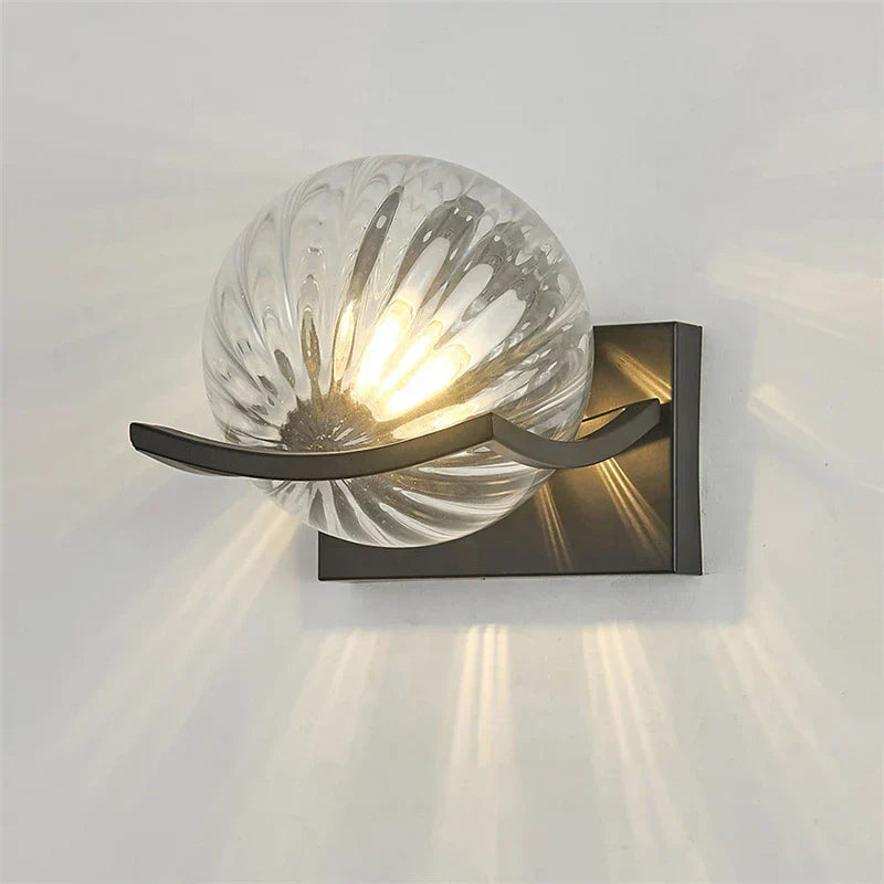Nolan – Moderne LED-Wandlampe aus Glas