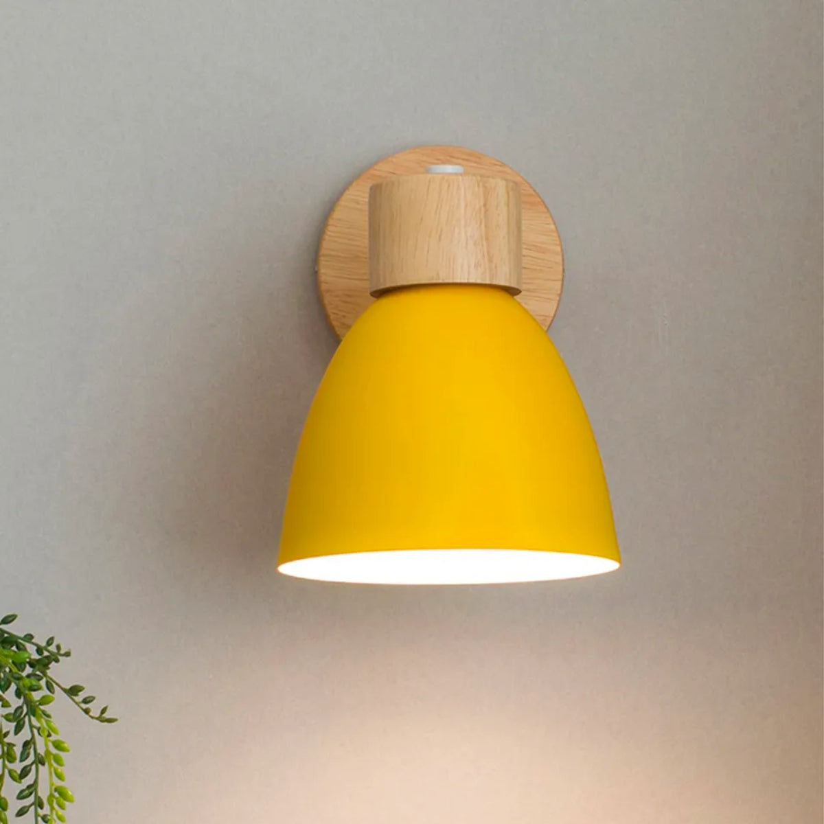 Nordic Holz-Wandleuchte im Naturdesign