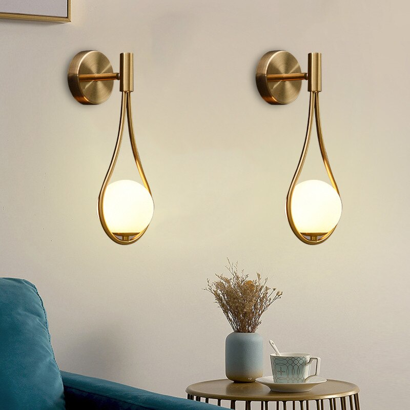 Aurora - Goldene Wandleuchte mit Glas-Globus