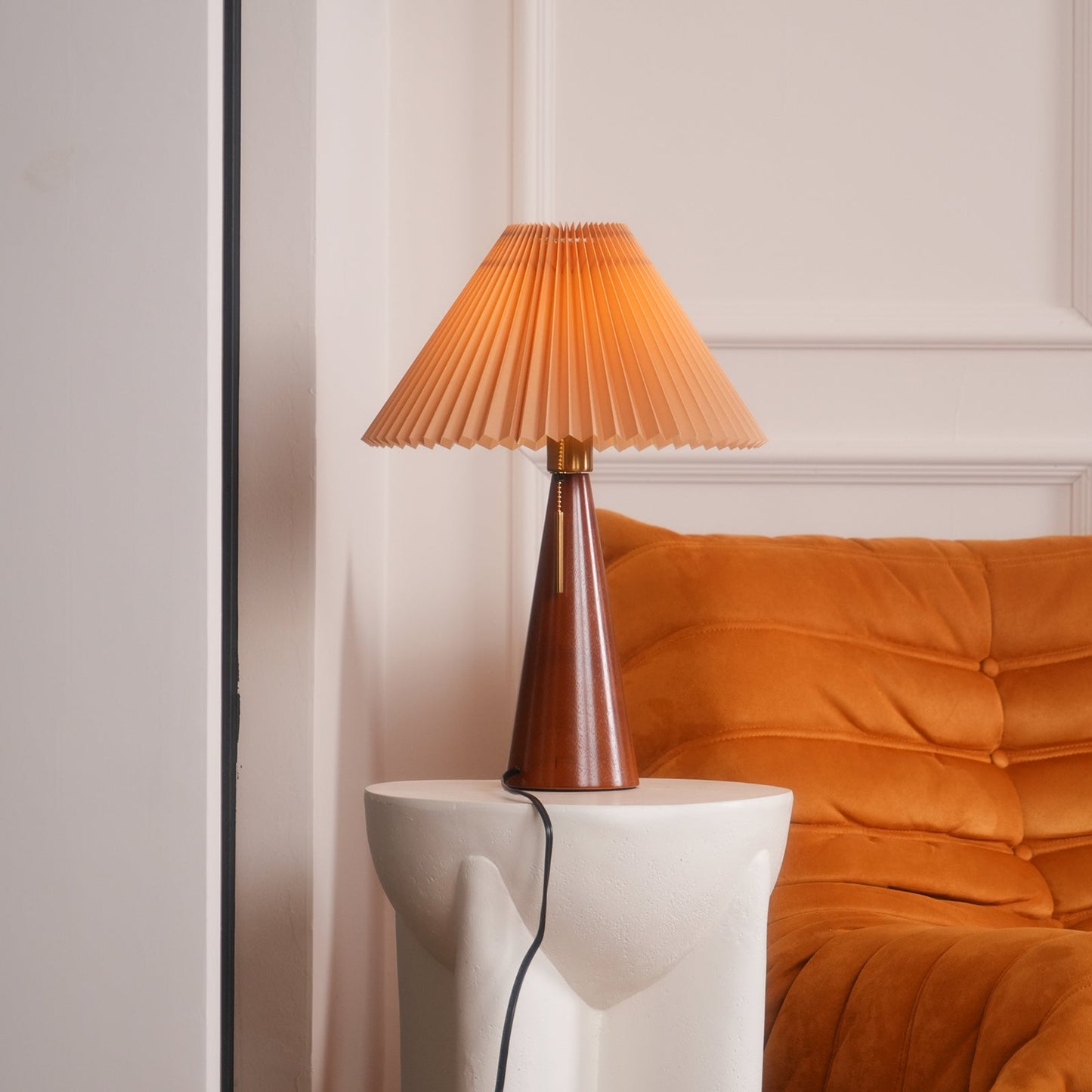 Rami – Tischlampe aus Walnussholz