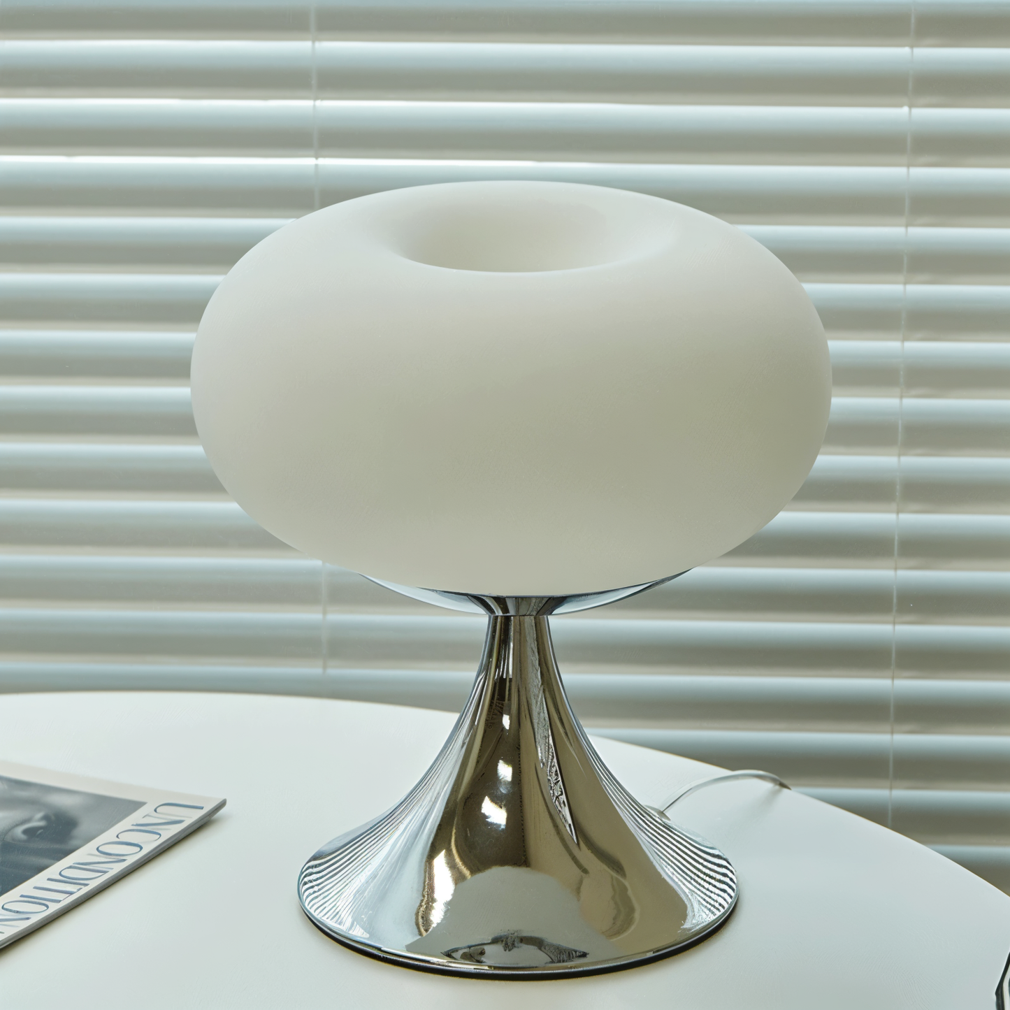 MacaronGlow – Farbige Tischlampe mit kurvigem Glas im Macaron-Stil