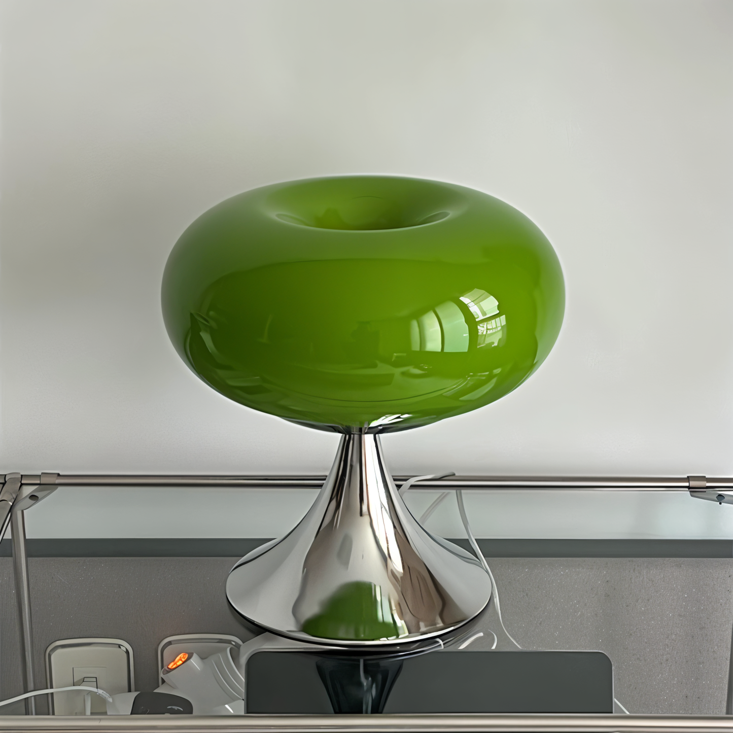 MacaronGlow – Farbige Tischlampe mit kurvigem Glas im Macaron-Stil