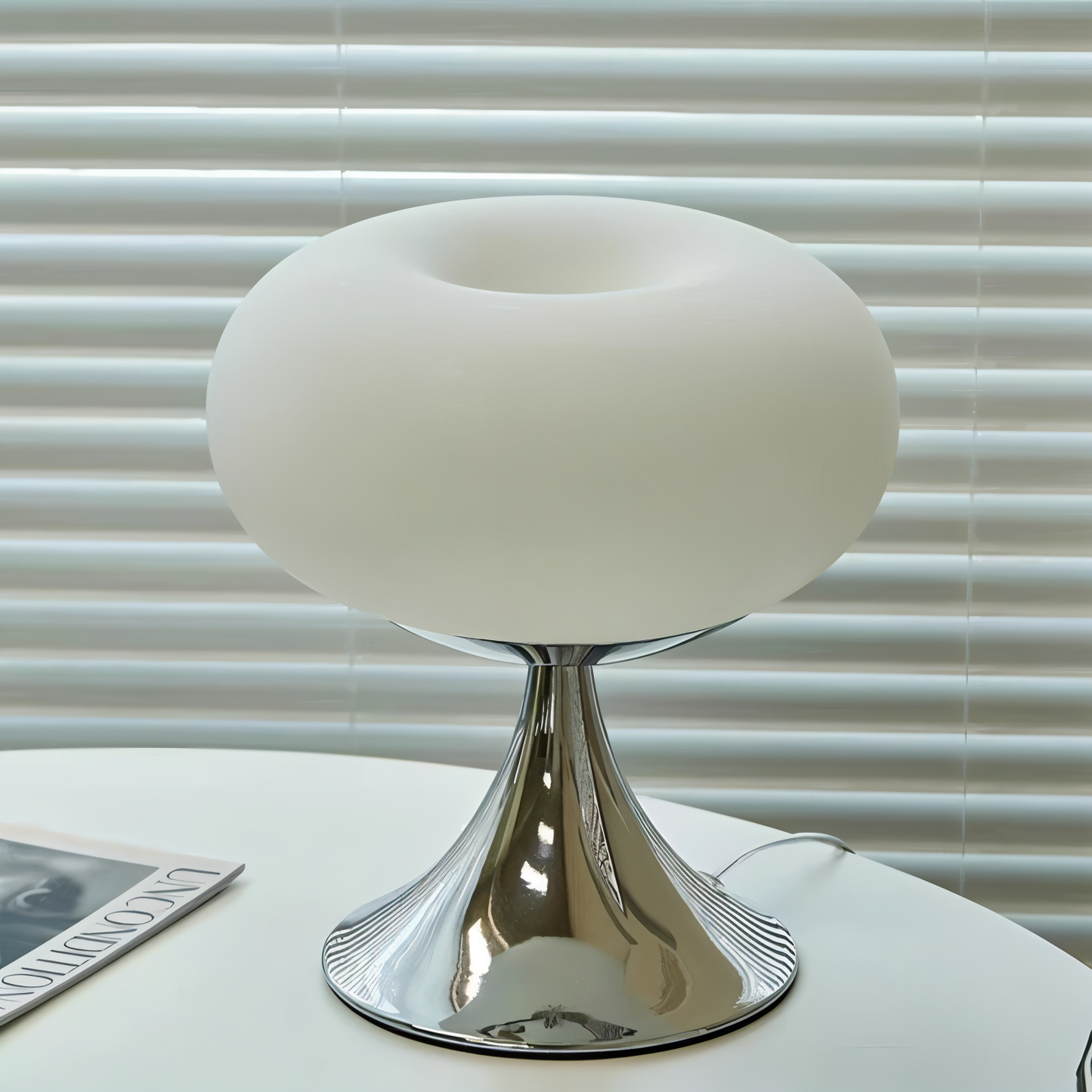 MacaronGlow – Farbige Tischlampe mit kurvigem Glas im Macaron-Stil