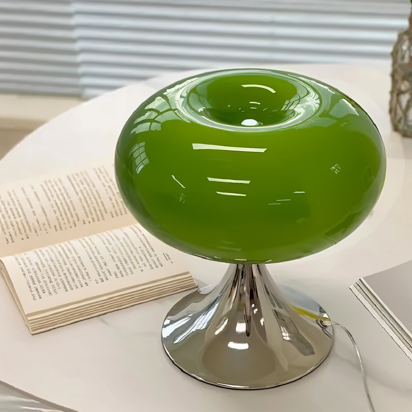 MacaronGlow – Farbige Tischlampe mit kurvigem Glas im Macaron-Stil