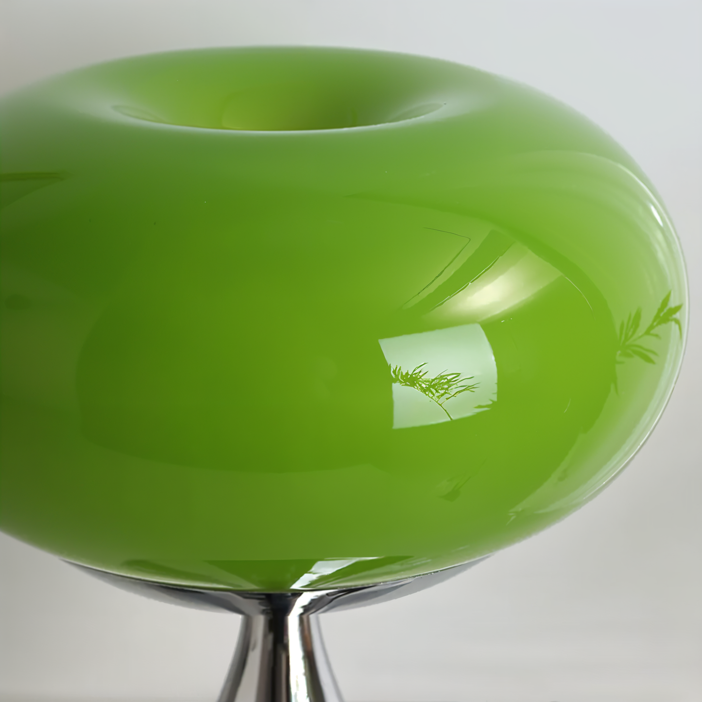 MacaronGlow – Farbige Tischlampe mit kurvigem Glas im Macaron-Stil