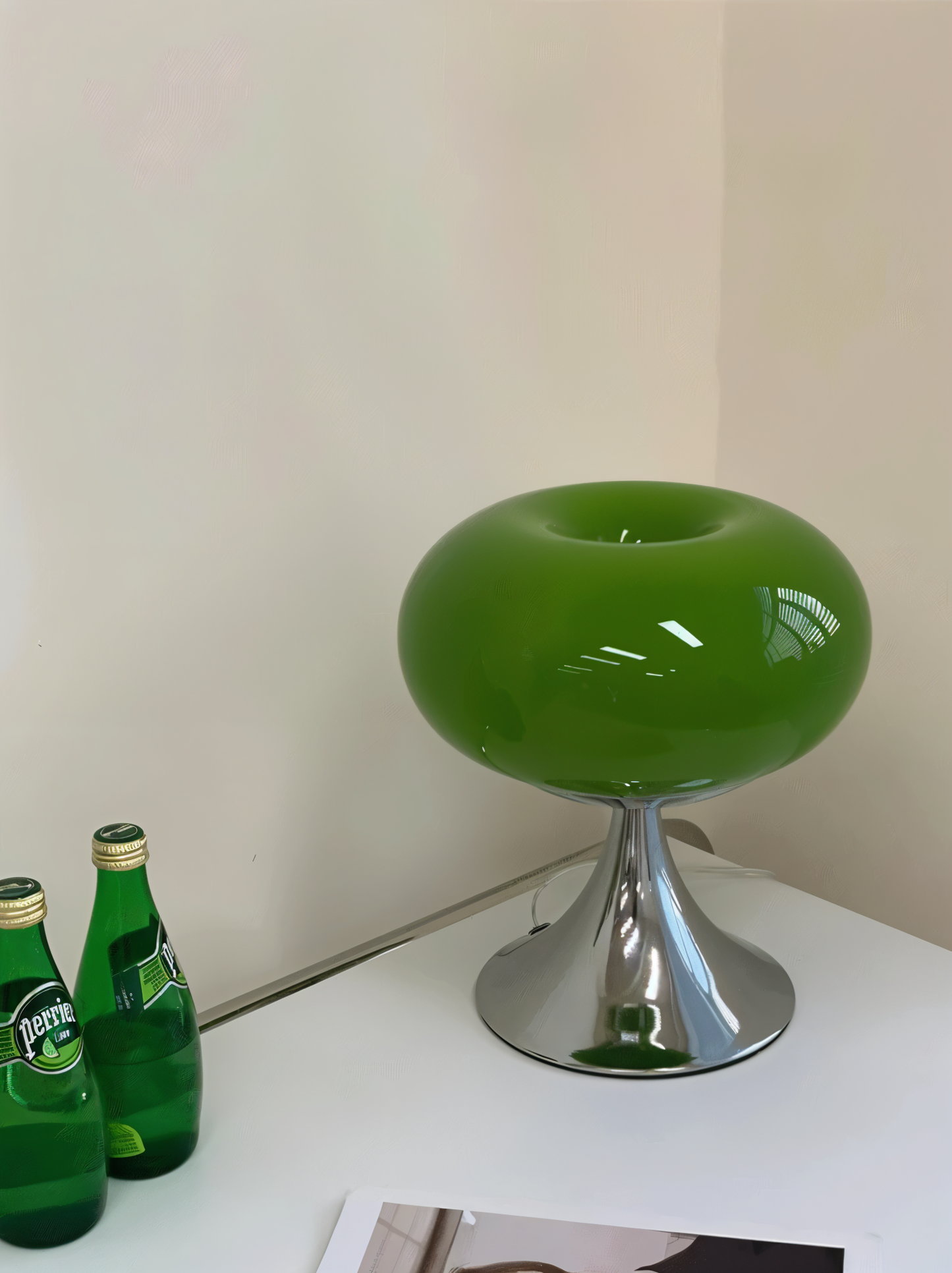 MacaronGlow – Farbige Tischlampe mit kurvigem Glas im Macaron-Stil