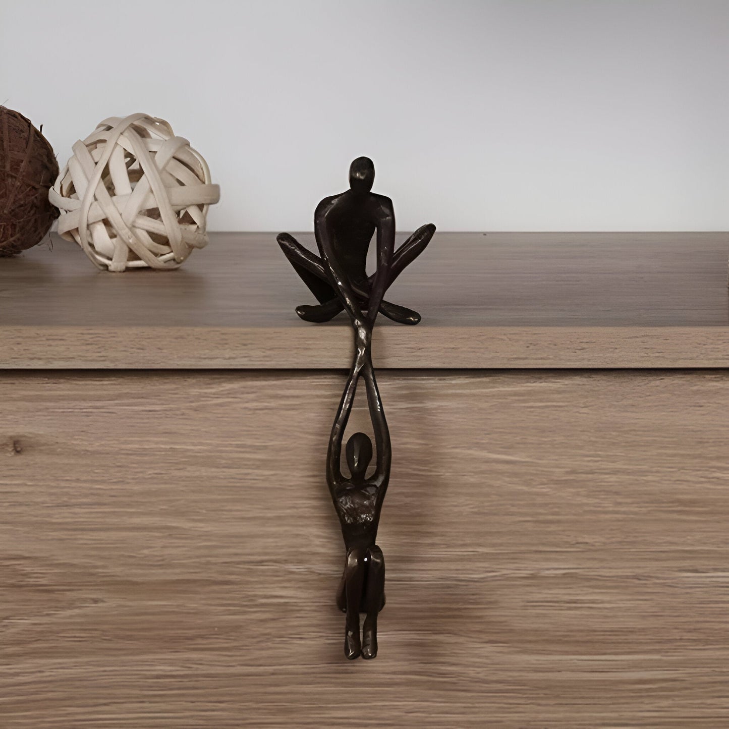LoveLift Skulptur – Figur Mann hebt Frau
