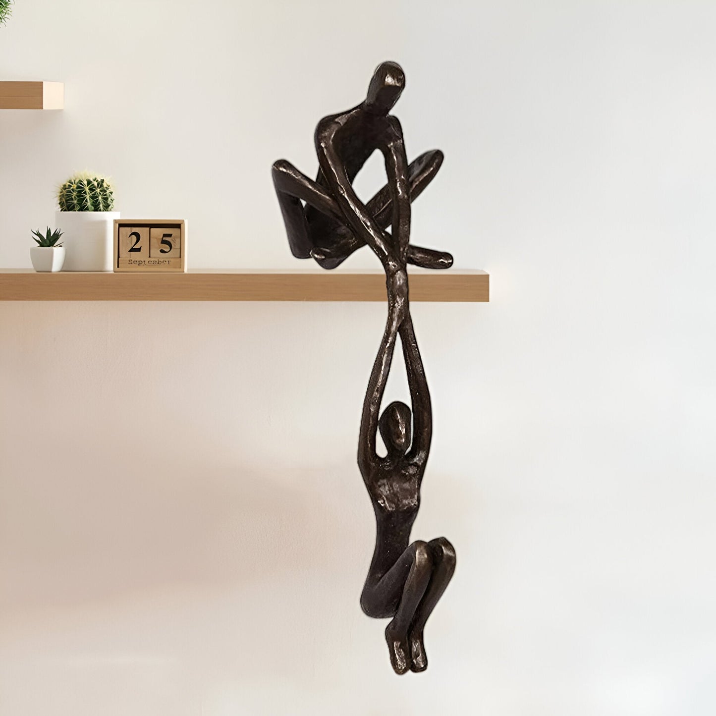 LoveLift Skulptur – Figur Mann hebt Frau
