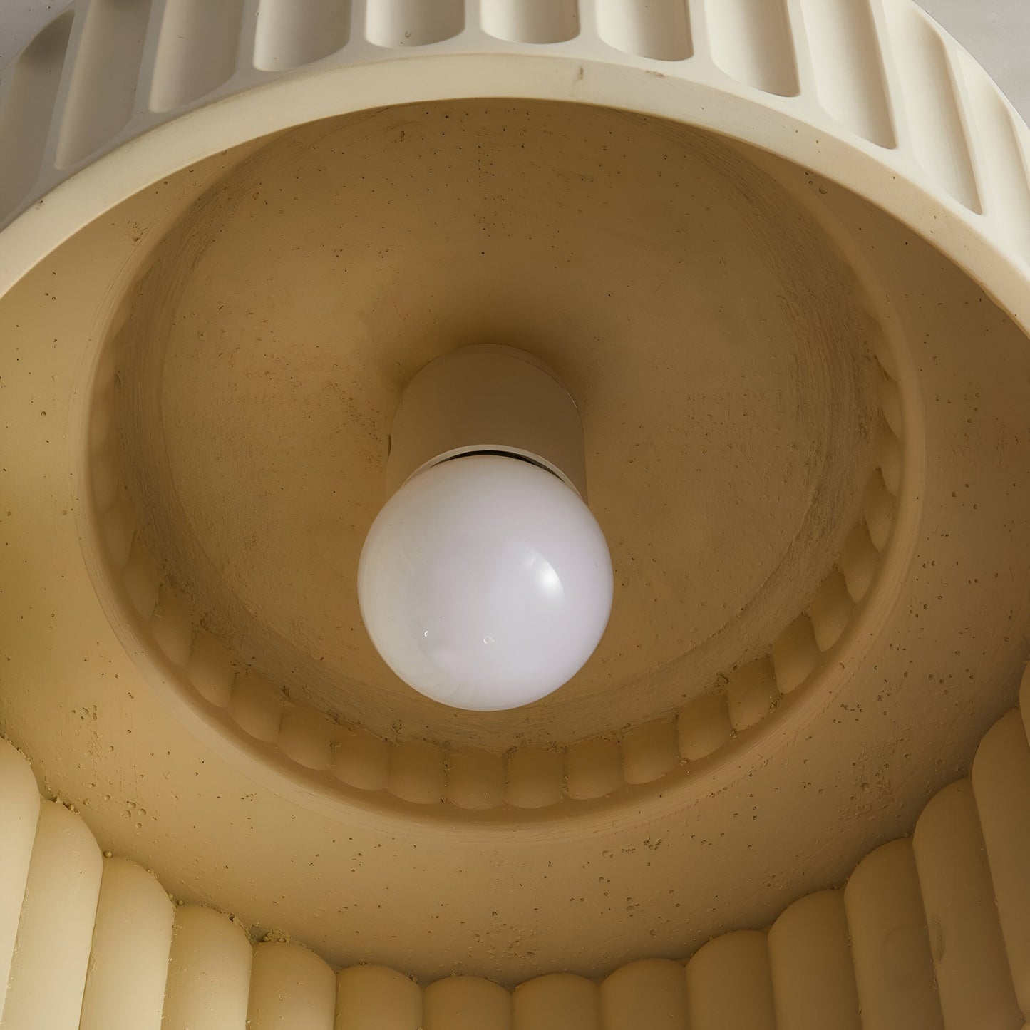 PureRib Deckenlampe – Gerippte Harz-Leuchte in mattem Weiß