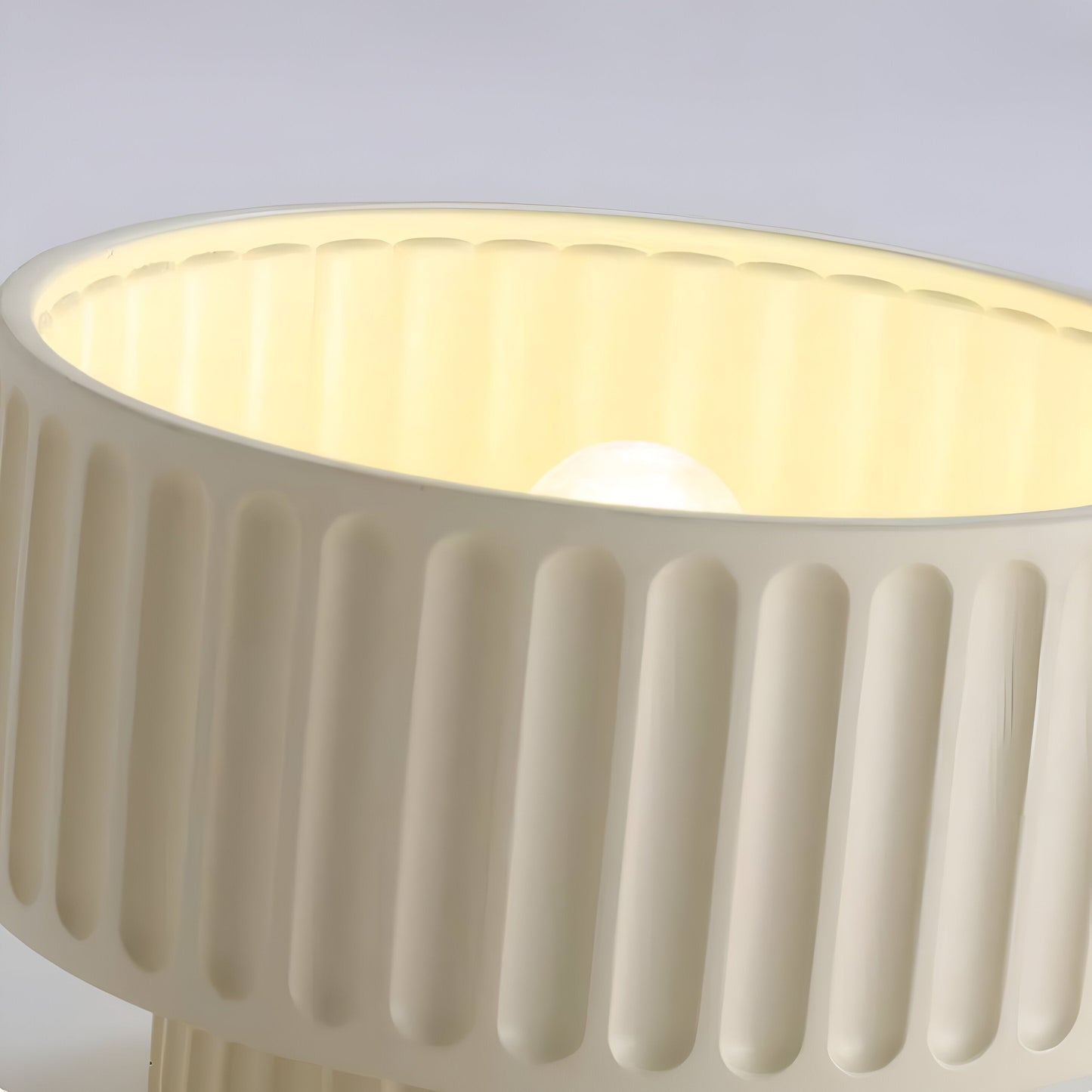 PureRib Deckenlampe – Gerippte Harz-Leuchte in mattem Weiß