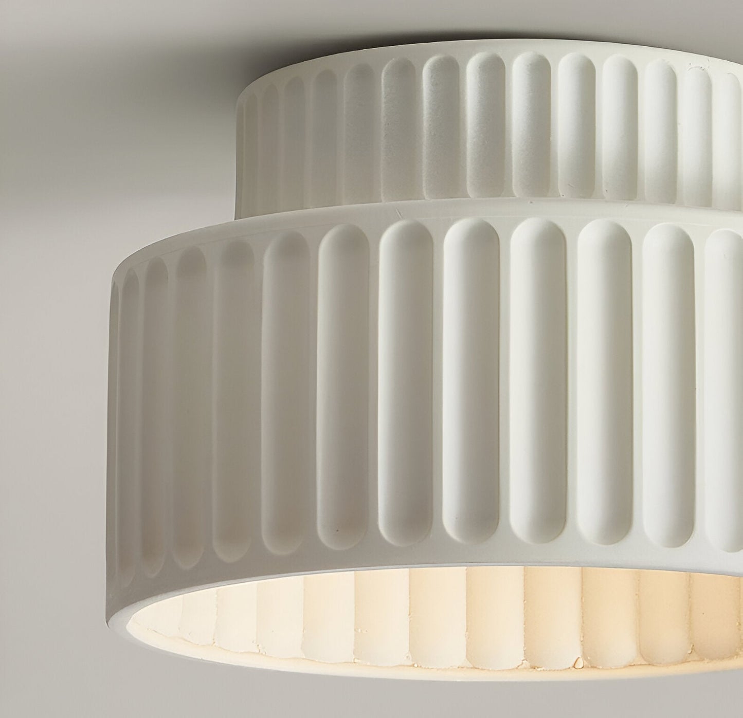 PureRib Deckenlampe – Gerippte Harz-Leuchte in mattem Weiß