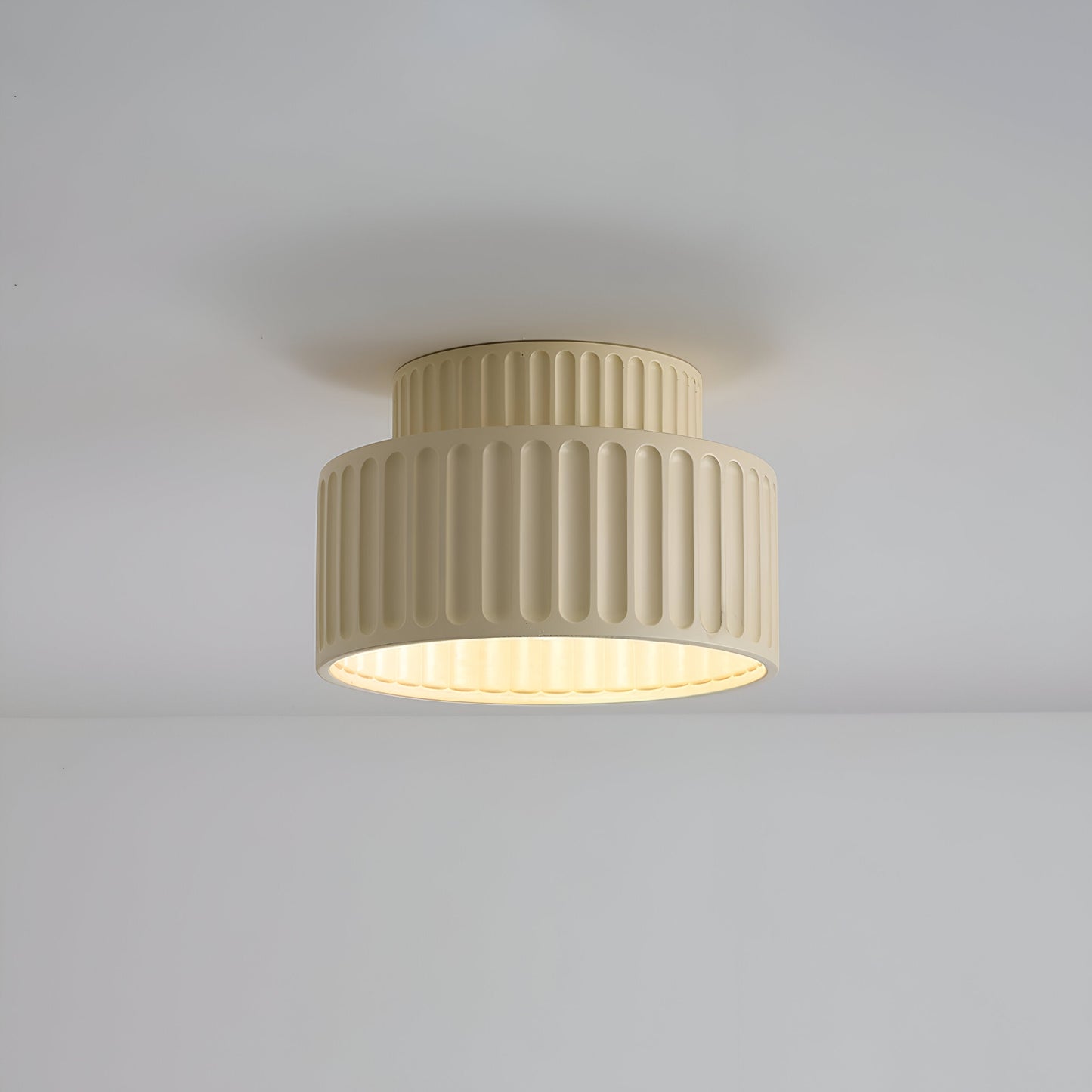 PureRib Deckenlampe – Gerippte Harz-Leuchte in mattem Weiß