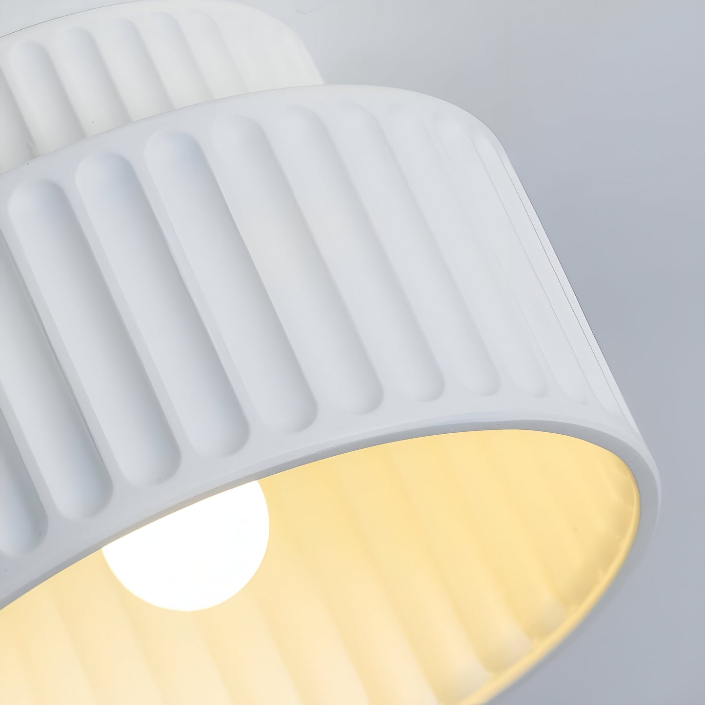 PureRib Deckenlampe – Gerippte Harz-Leuchte in mattem Weiß