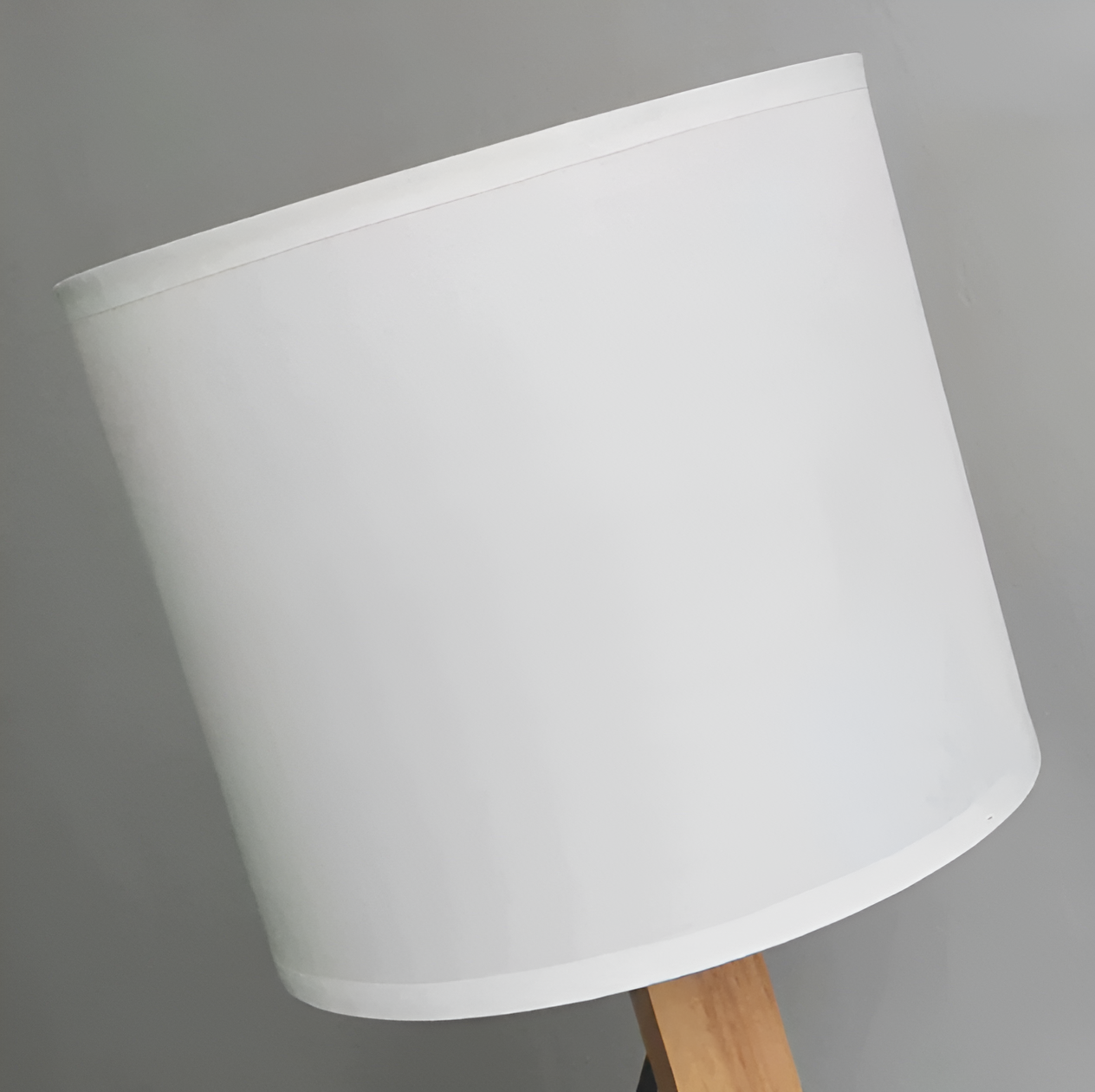 Robot Light – Tischlampe mit flexiblem Holzsockel
