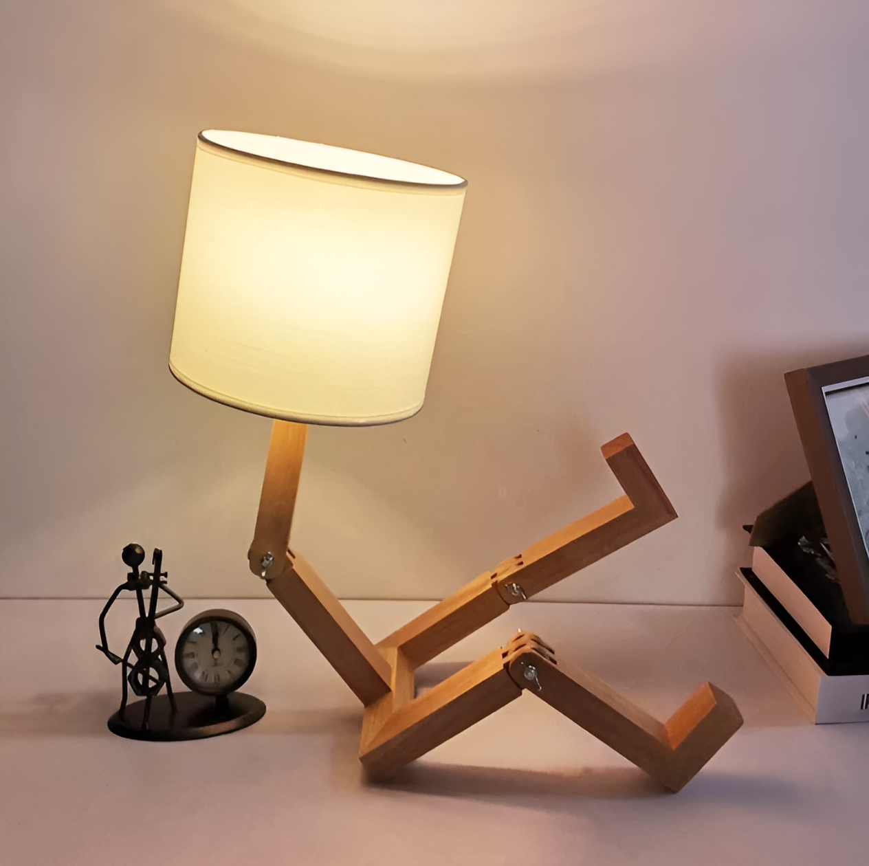 Robot Light – Tischlampe mit flexiblem Holzsockel