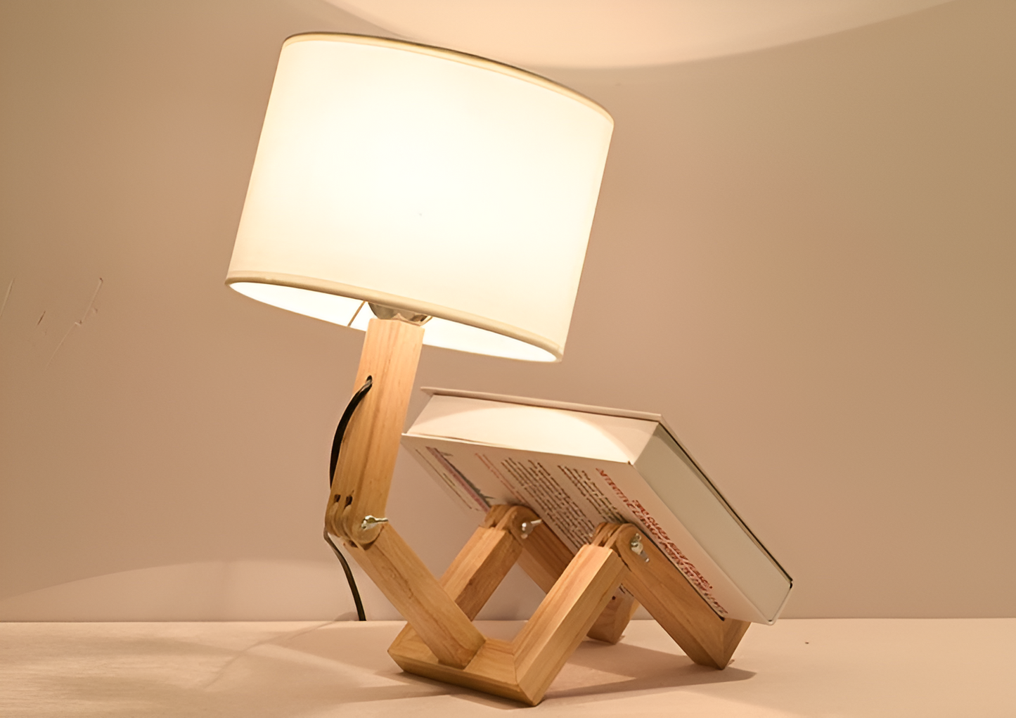Robot Light – Tischlampe mit flexiblem Holzsockel