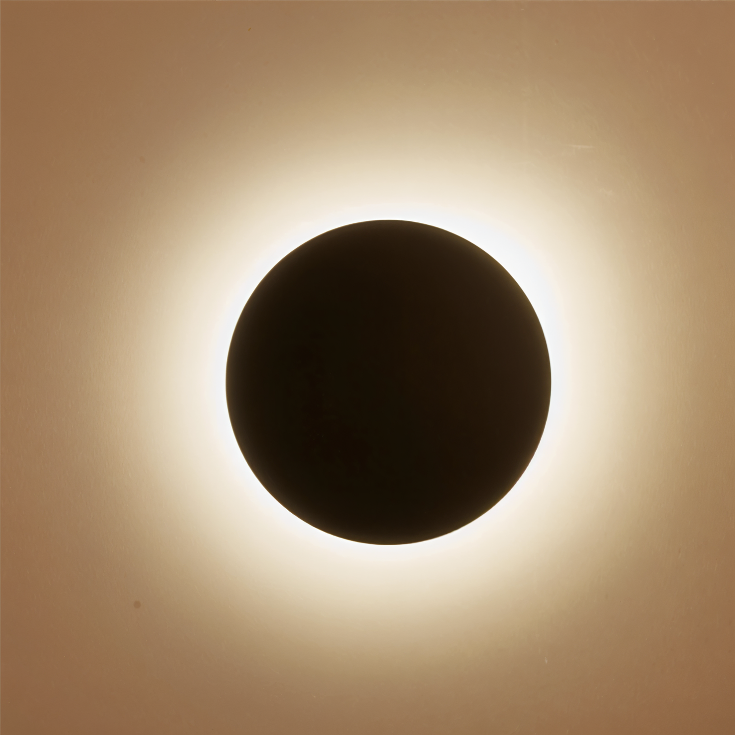 HaloEdge – Runde Metall-Wandleuchte in Schwarz, Weiß oder Gold
