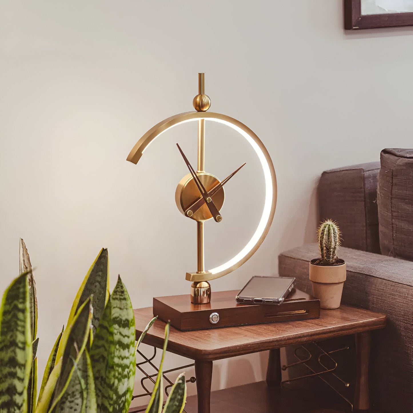 TimeLux – Geometrische LED-Tischuhr mit Wireless-Charging in Gold