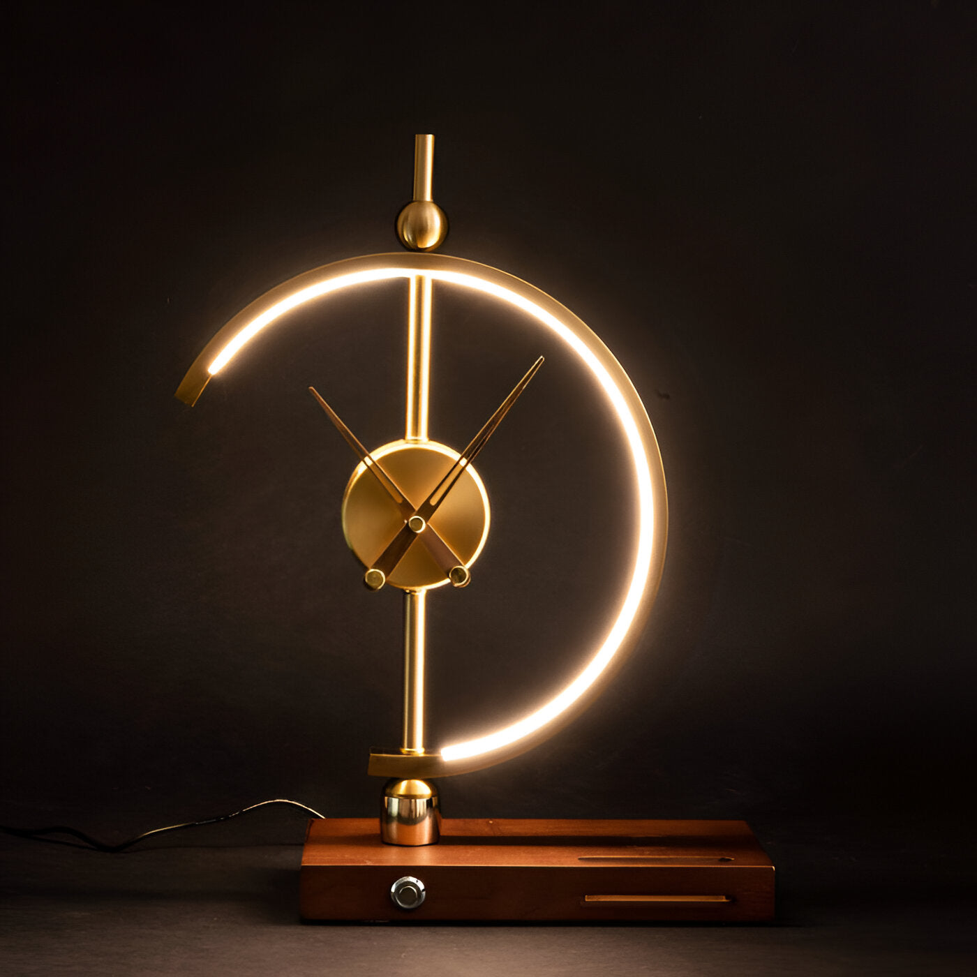TimeLux – Geometrische LED-Tischuhr mit Wireless-Charging in Gold