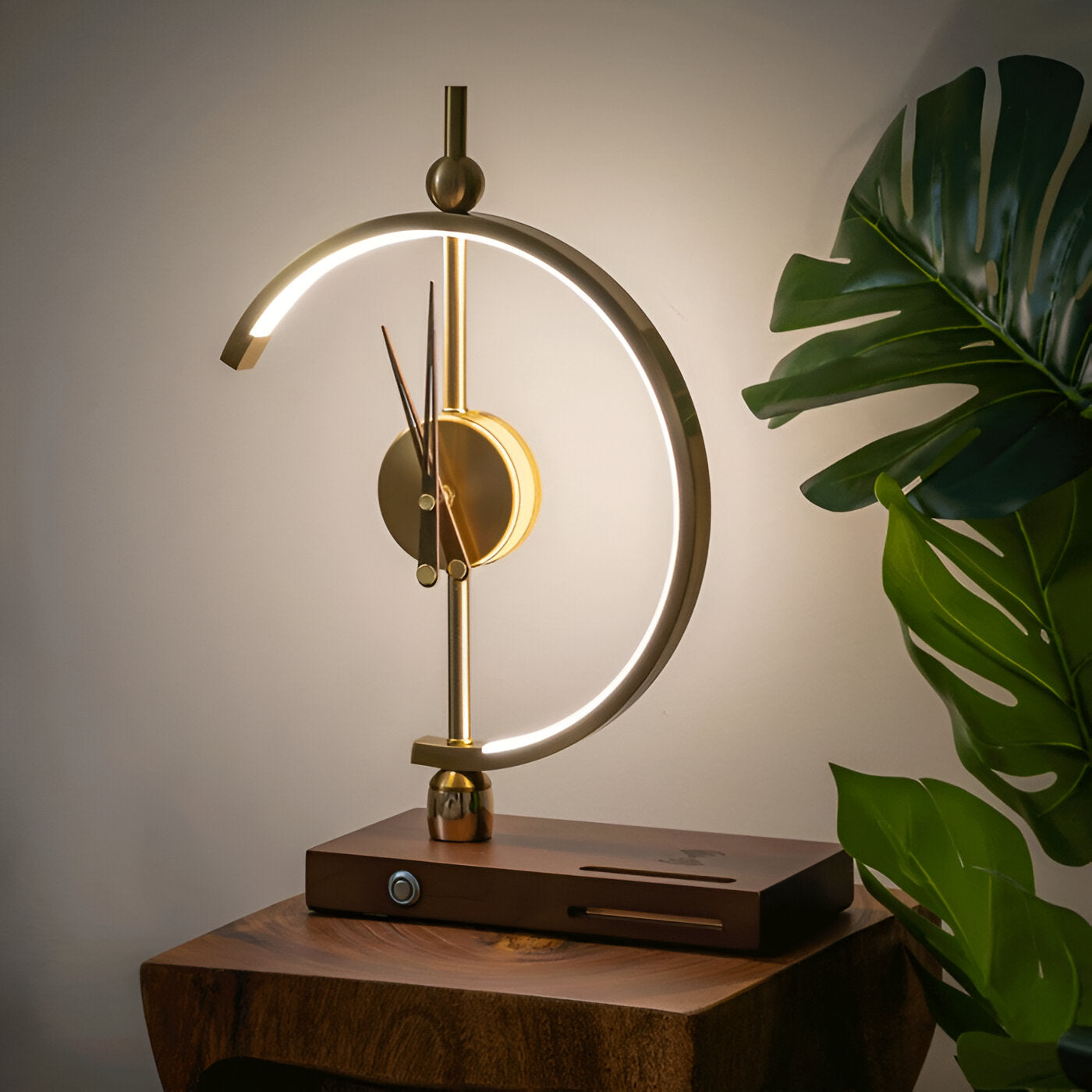 TimeLux – Geometrische LED-Tischuhr mit Wireless-Charging in Gold