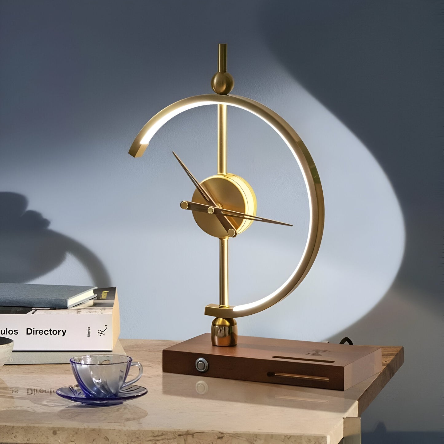 TimeLux – Geometrische LED-Tischuhr mit Wireless-Charging in Gold