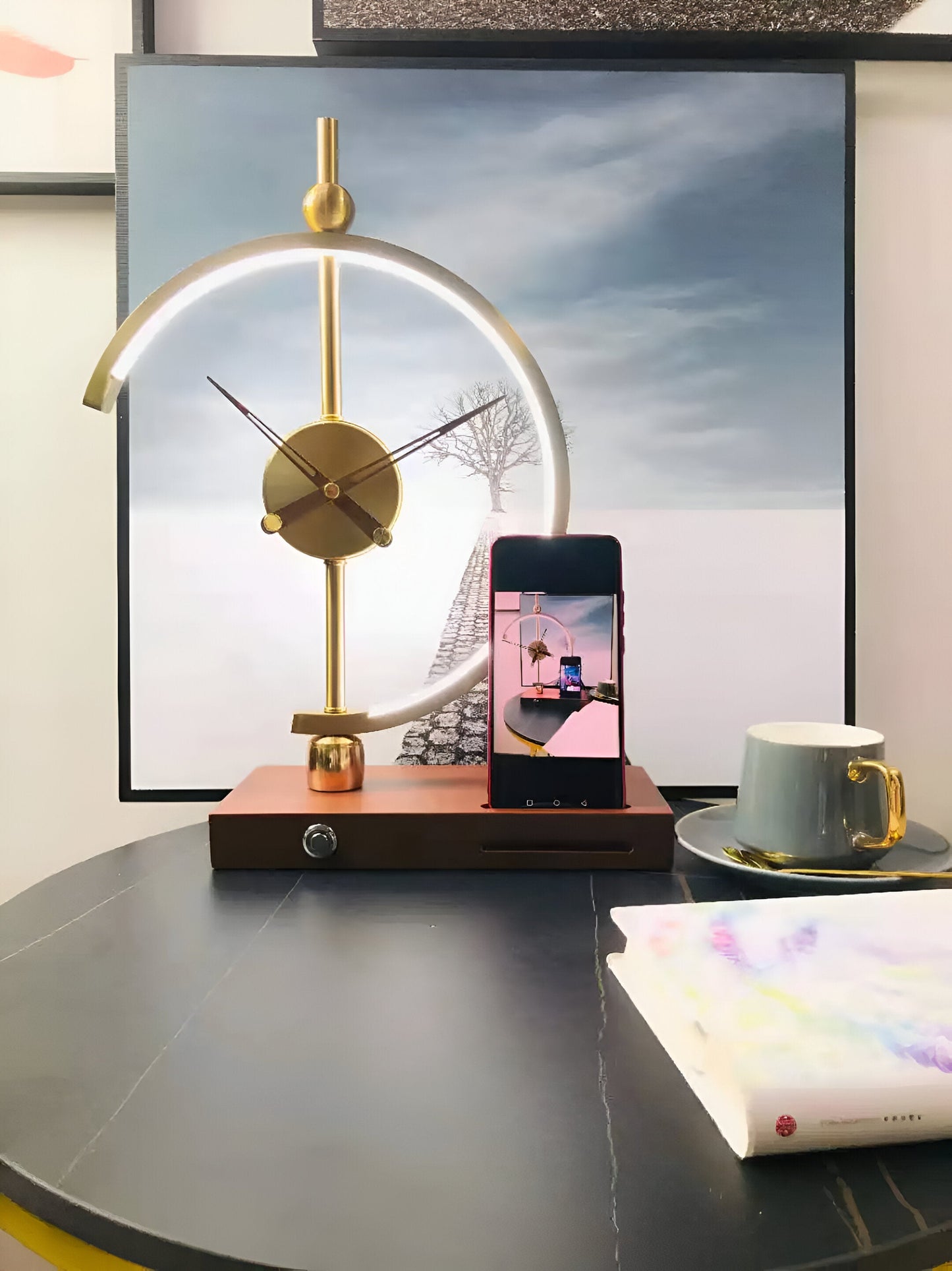 TimeLux – Geometrische LED-Tischuhr mit Wireless-Charging in Gold