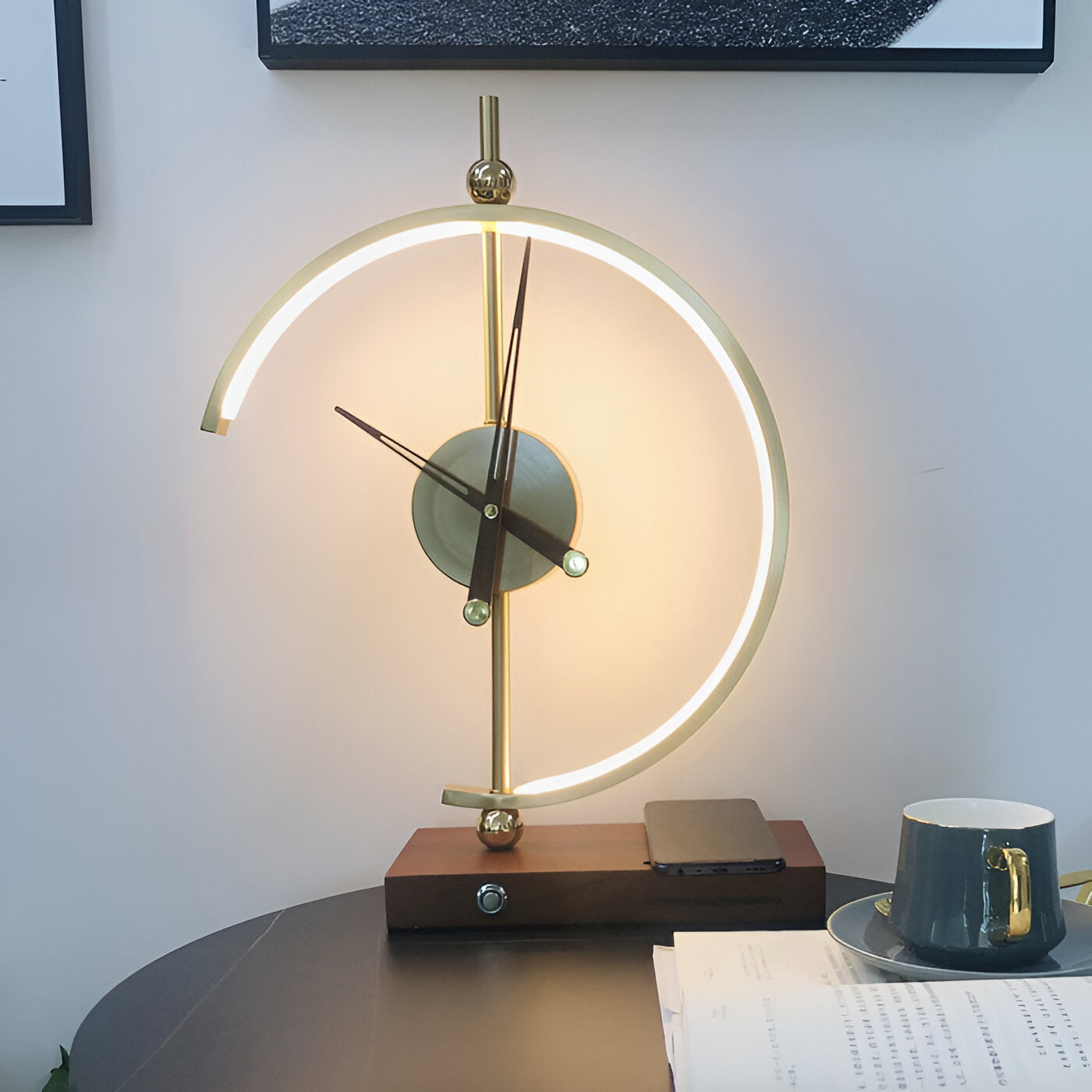 TimeLux – Geometrische LED-Tischuhr mit Wireless-Charging in Gold