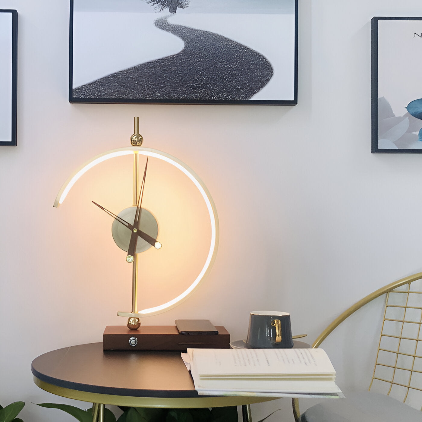 TimeLux – Geometrische LED-Tischuhr mit Wireless-Charging in Gold