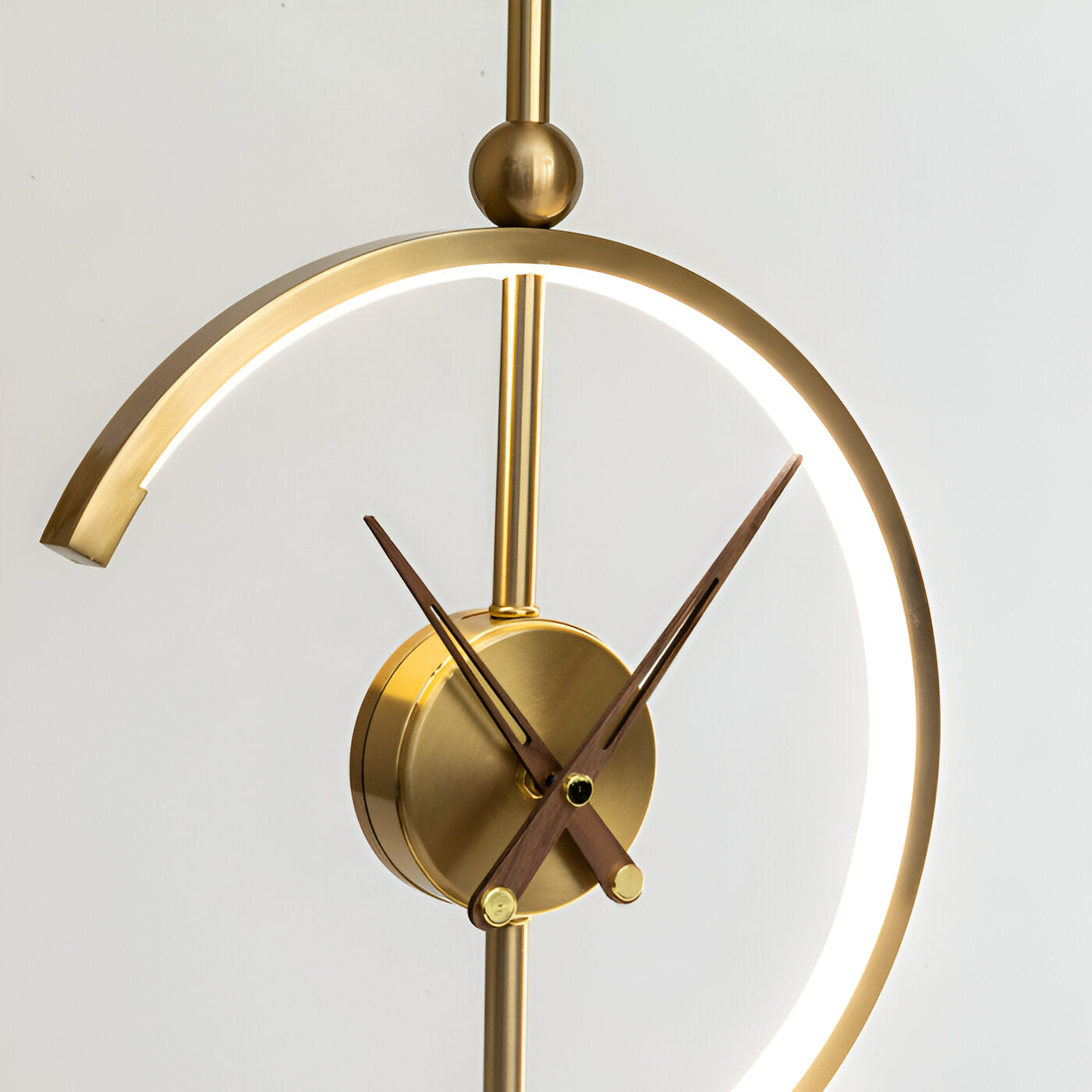 TimeLux – Geometrische LED-Tischuhr mit Wireless-Charging in Gold