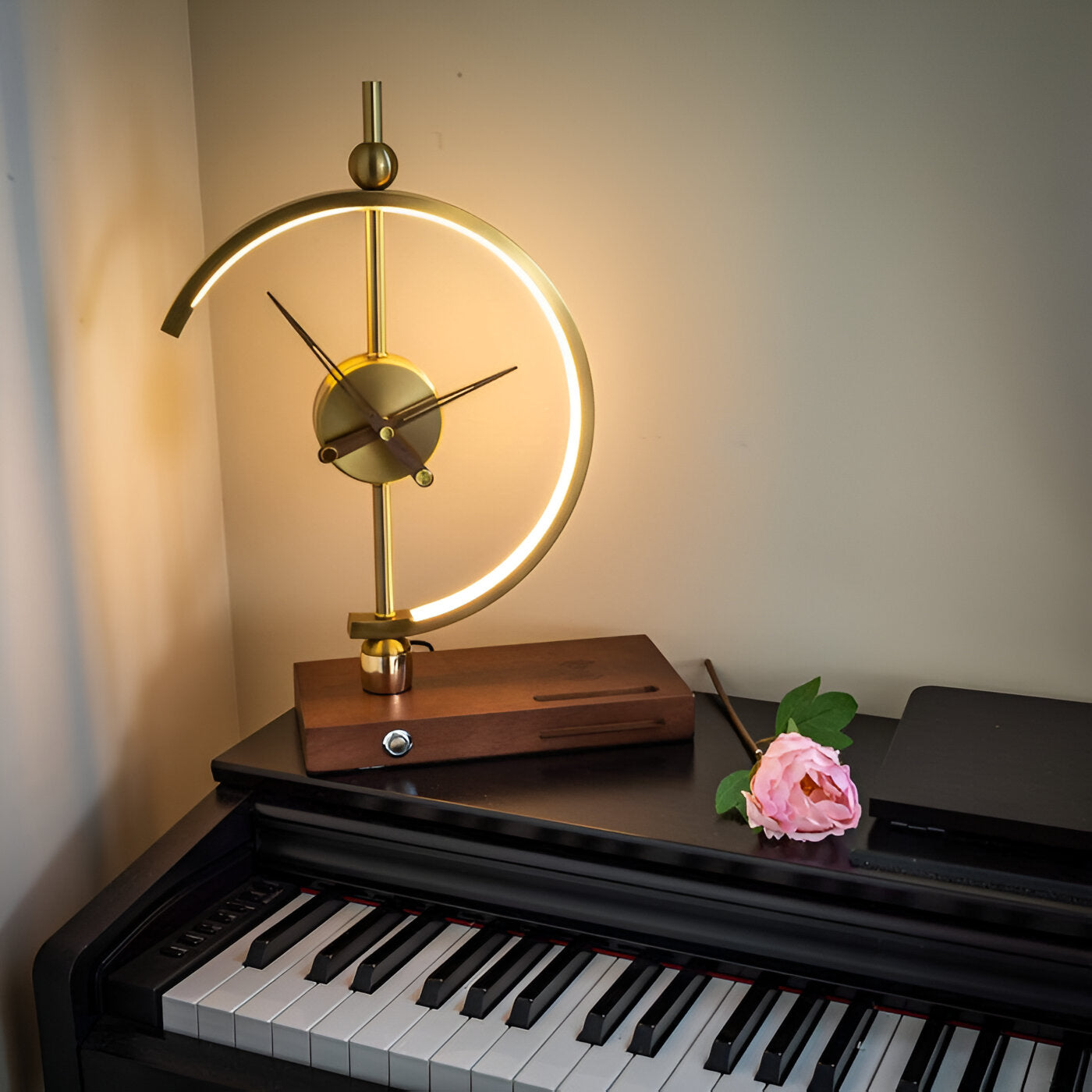 TimeLux – Geometrische LED-Tischuhr mit Wireless-Charging in Gold