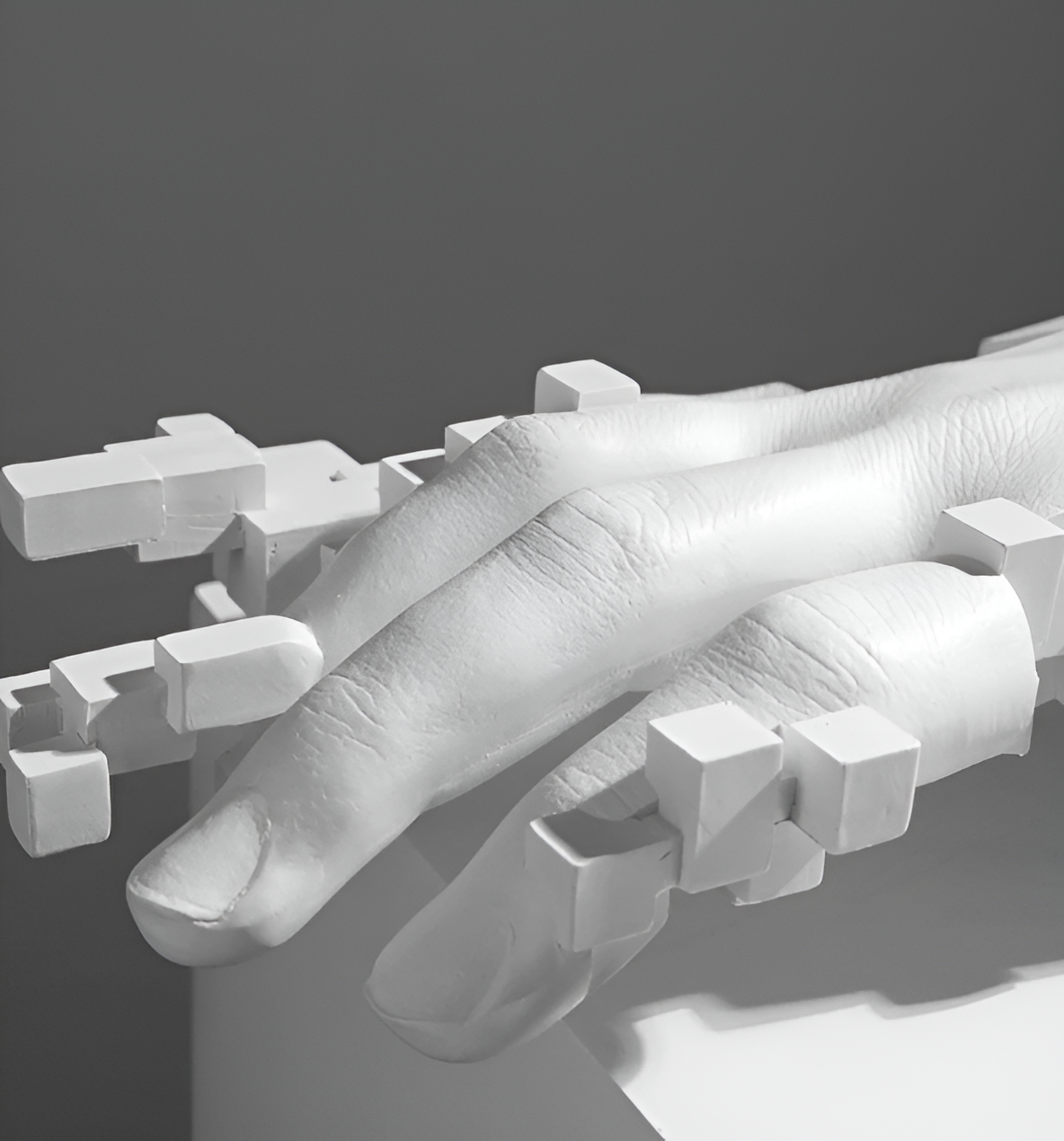GlitchPalm – Moderne Harz-Skulptur einer abstrakten Hand in Mosaik-Optik