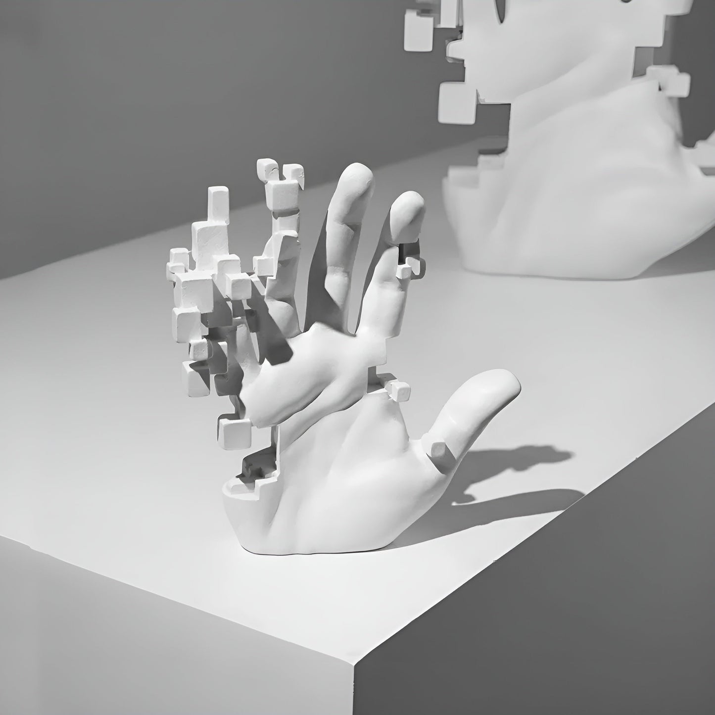 GlitchPalm – Moderne Harz-Skulptur einer abstrakten Hand in Mosaik-Optik