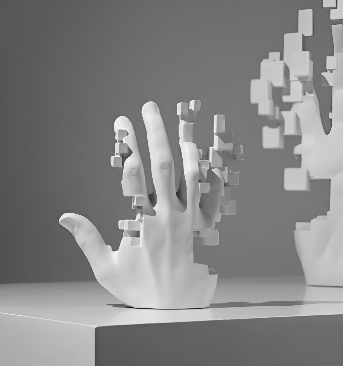 GlitchPalm – Moderne Harz-Skulptur einer abstrakten Hand in Mosaik-Optik