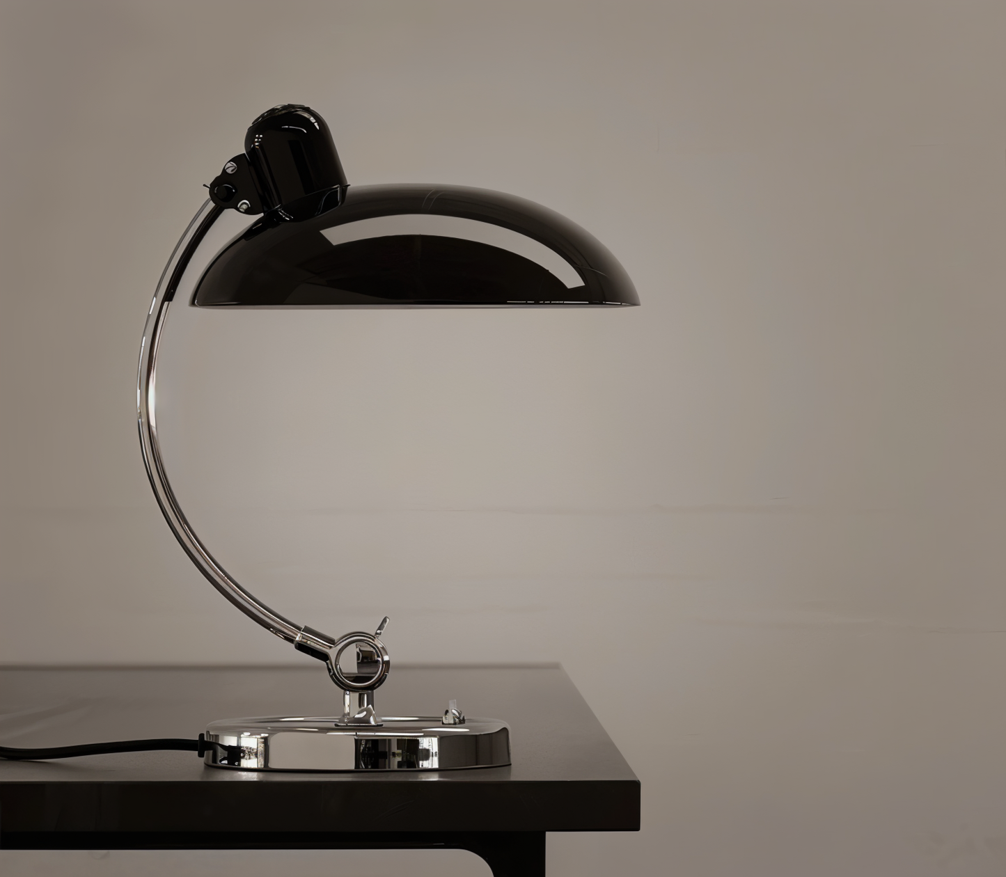 Minimalistische Tischlampe Im Retro-Stil