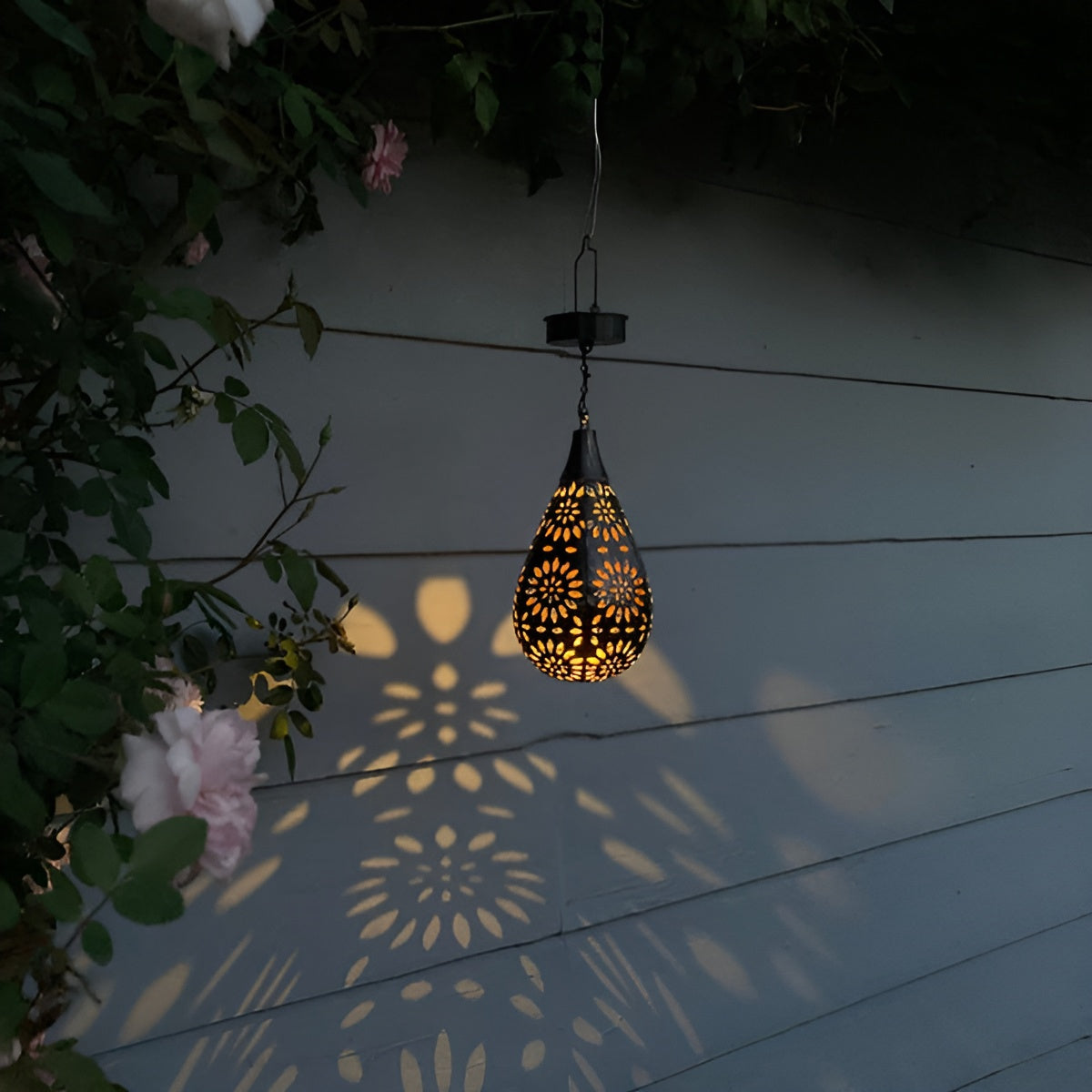 SolarBloom Lichtspiel – Hohles Gartenlicht mit Solarbetrieb & Wasserresistenz