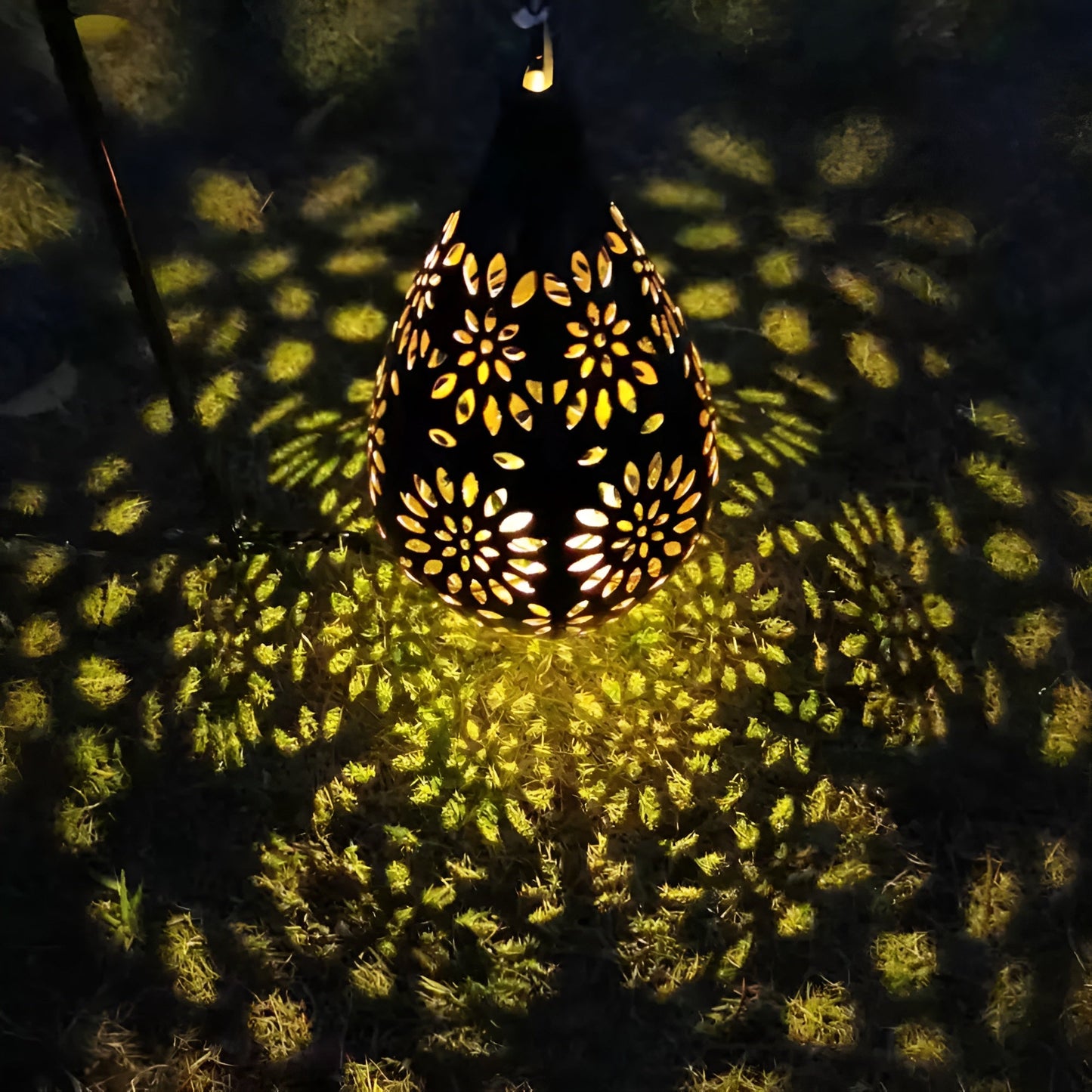 SolarBloom Lichtspiel – Hohles Gartenlicht mit Solarbetrieb & Wasserresistenz