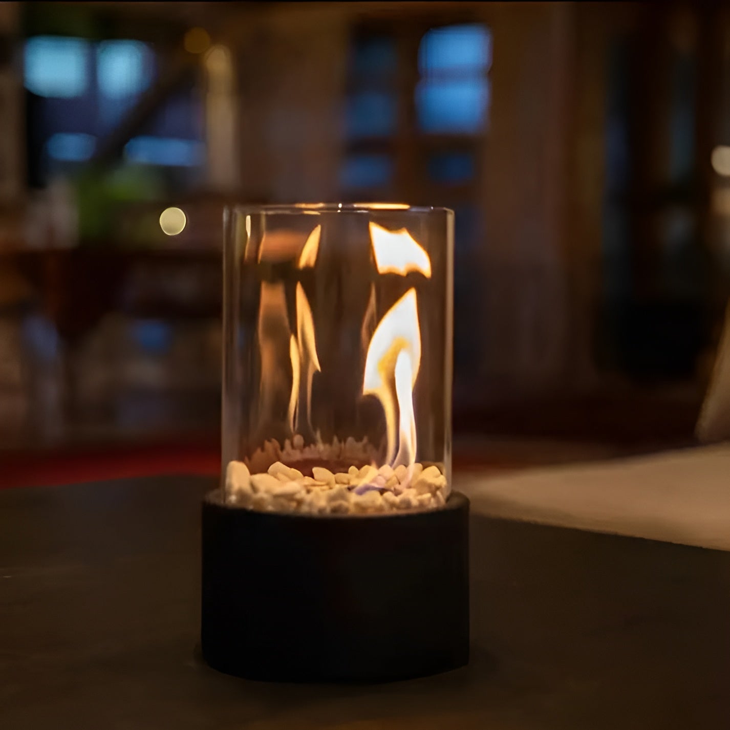 SleekFlame - Eleganter Tischkamin aus Metall und Glas