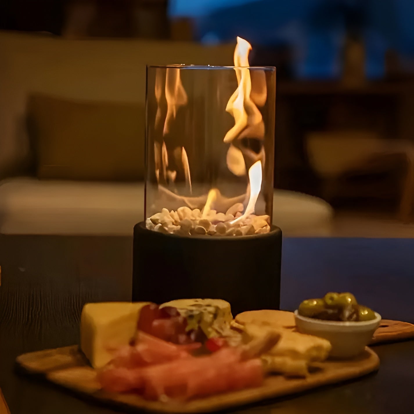 SleekFlame - Eleganter Tischkamin aus Metall und Glas