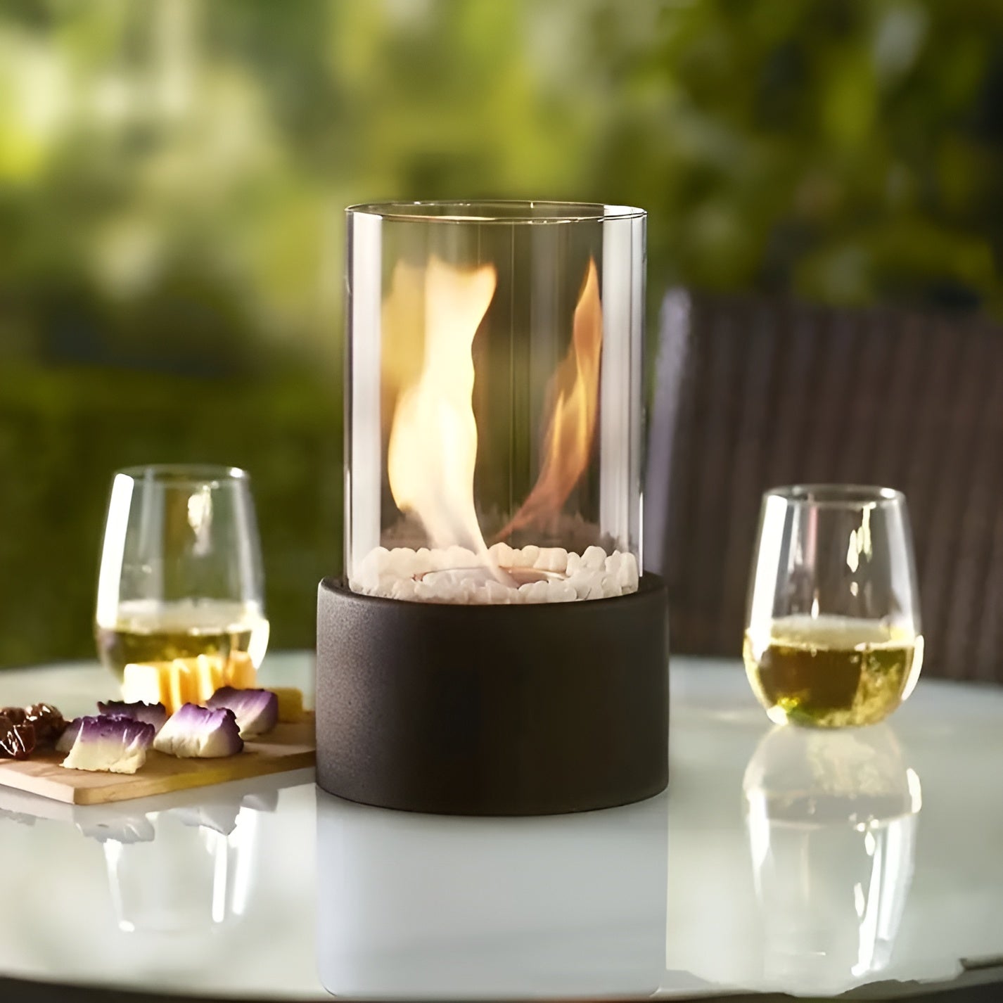 SleekFlame - Eleganter Tischkamin aus Metall und Glas