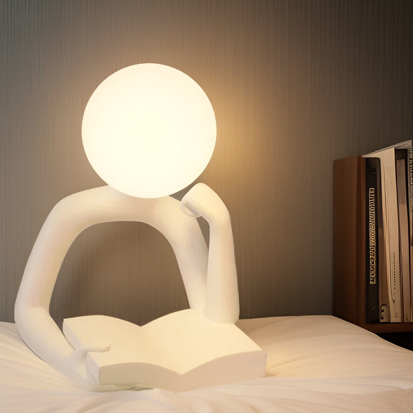 LunaThink Skulptur – Mondlicht & Denkfigur