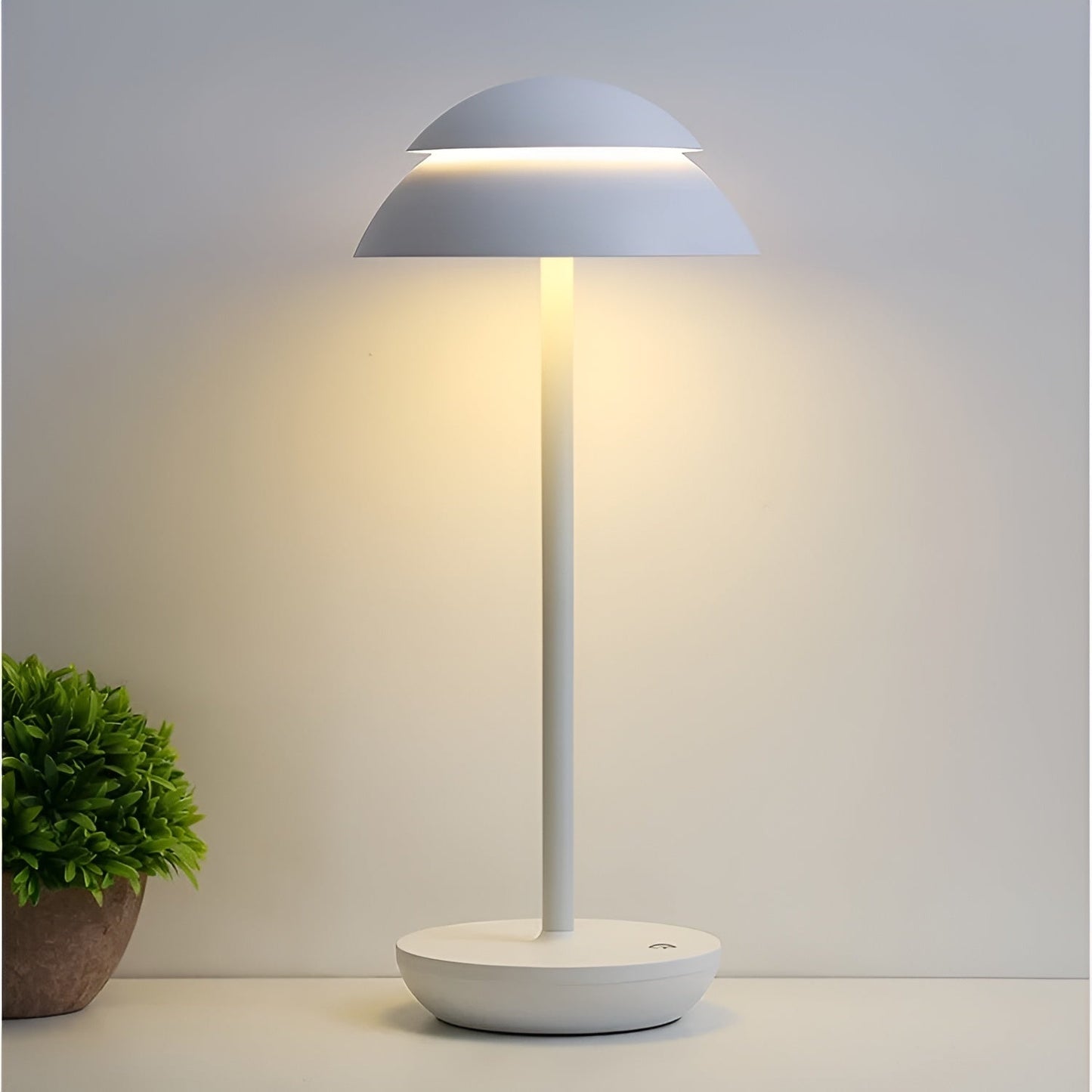 LumiShade – Kabellose LED Tischlampe mit Schirm in schlankem Design
