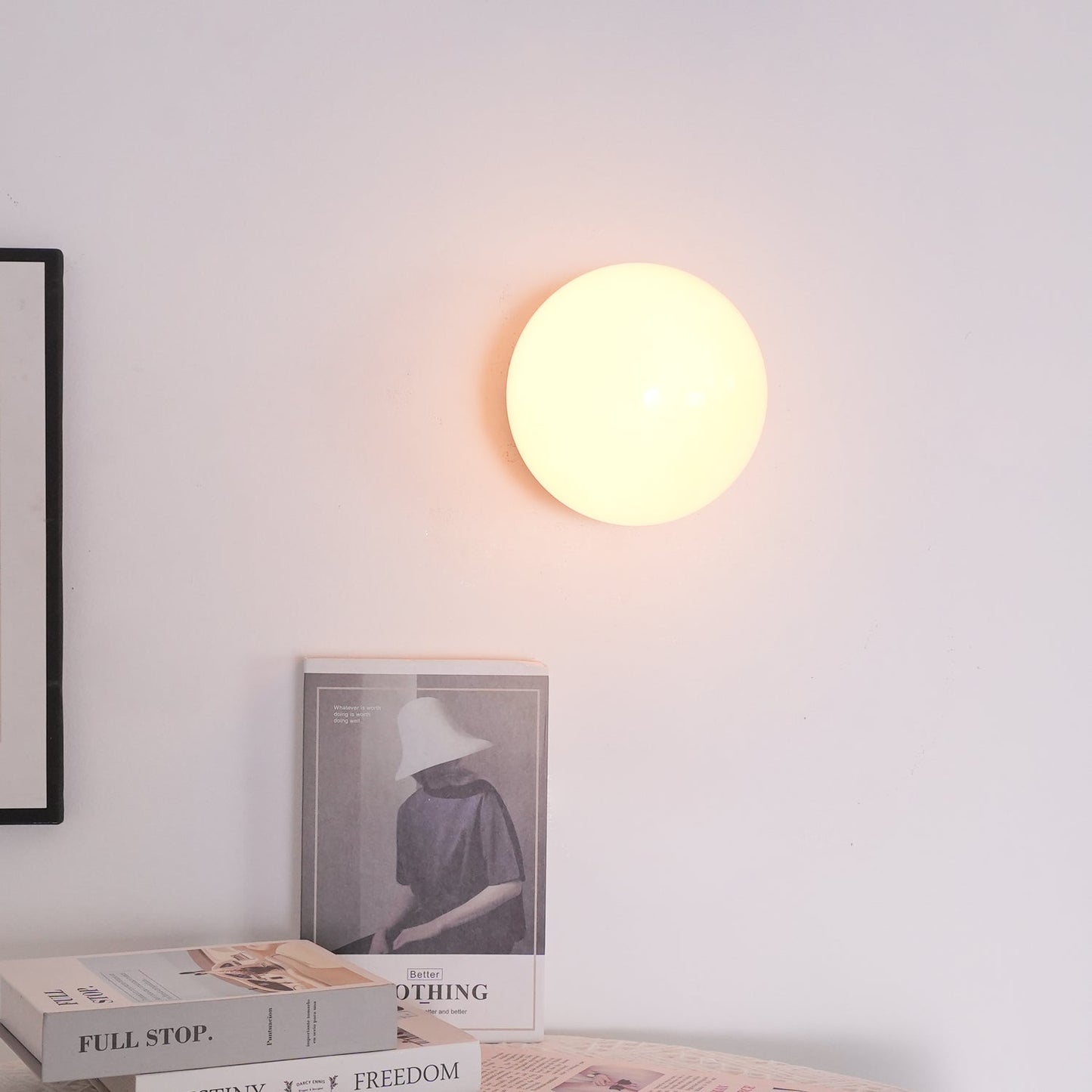 Lunaria – Wandlampe mit rosa Glasdiffusor im zeitgemäßen Design