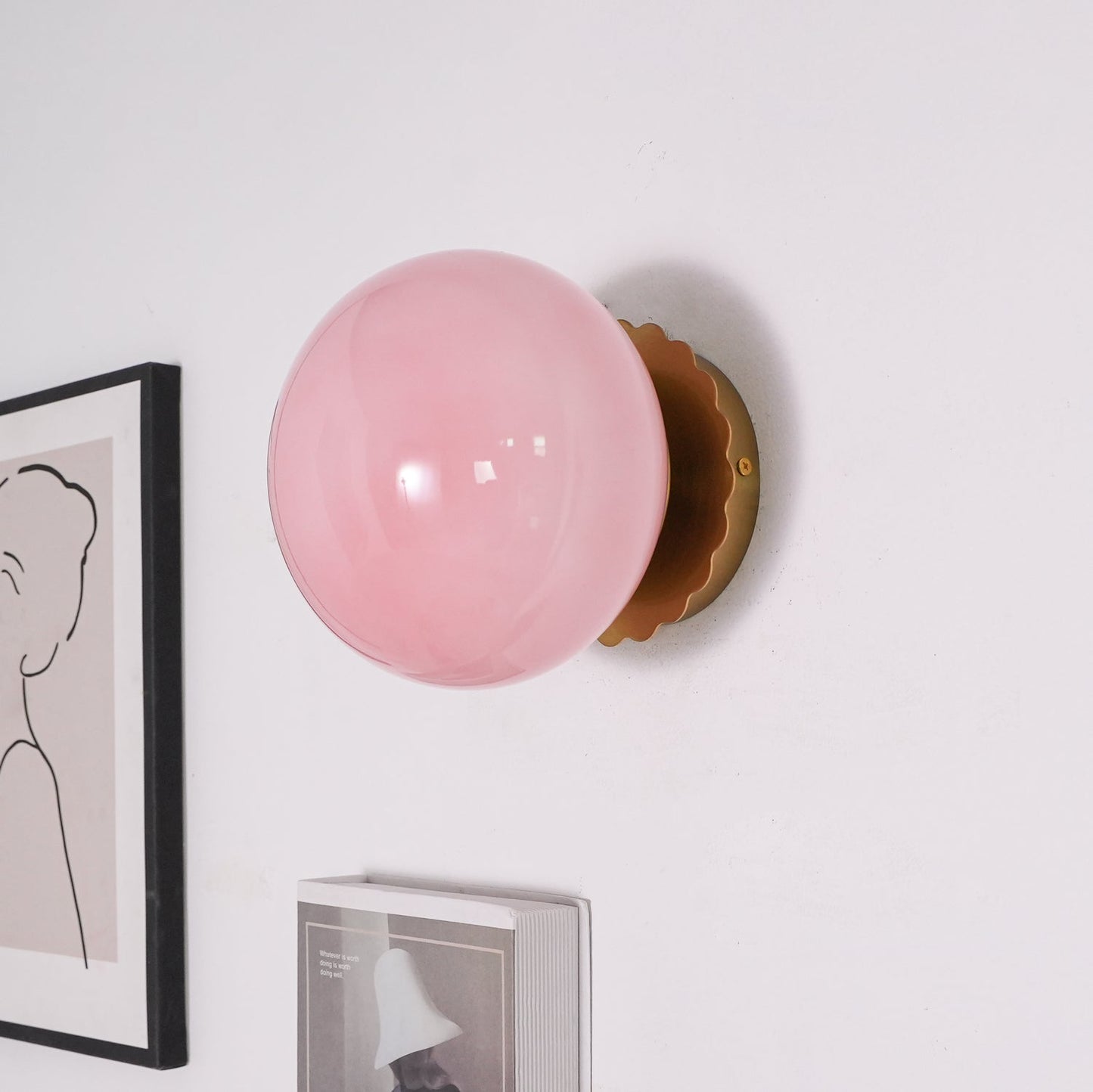 Lunaria – Wandlampe mit rosa Glasdiffusor im zeitgemäßen Design