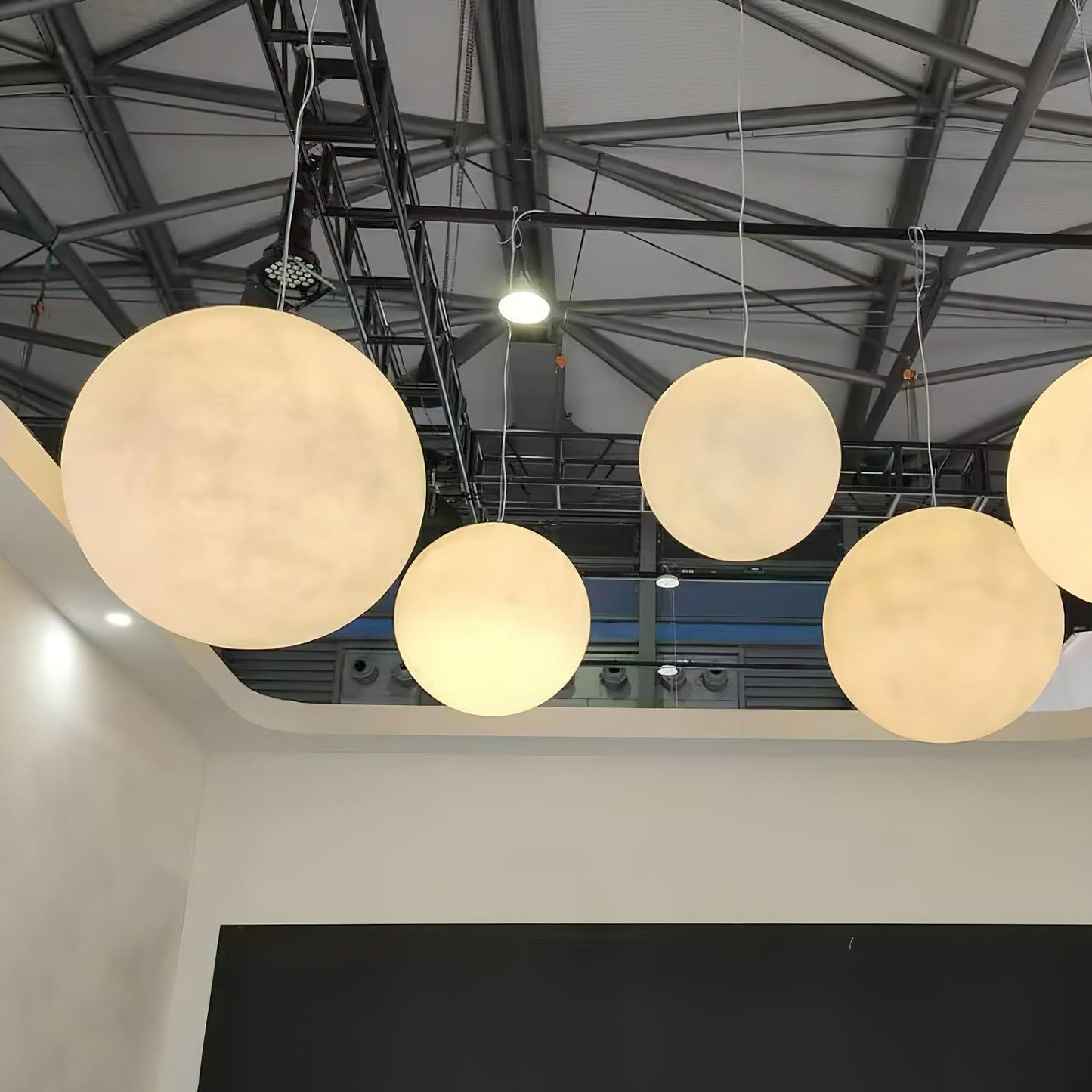 MondMagie – Hängeleuchte im schimmernden Vollmond-Design