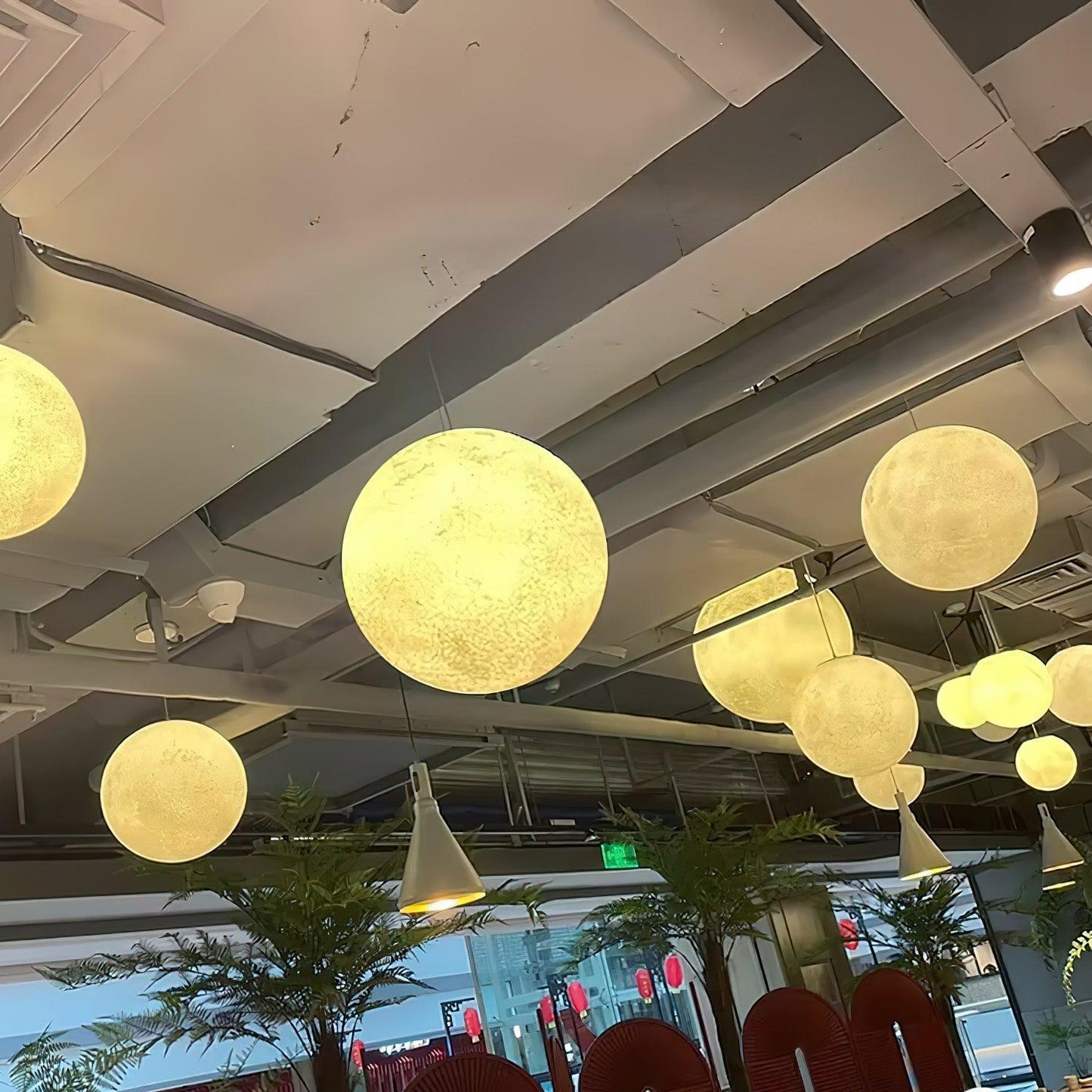 MondMagie – Hängeleuchte im schimmernden Vollmond-Design