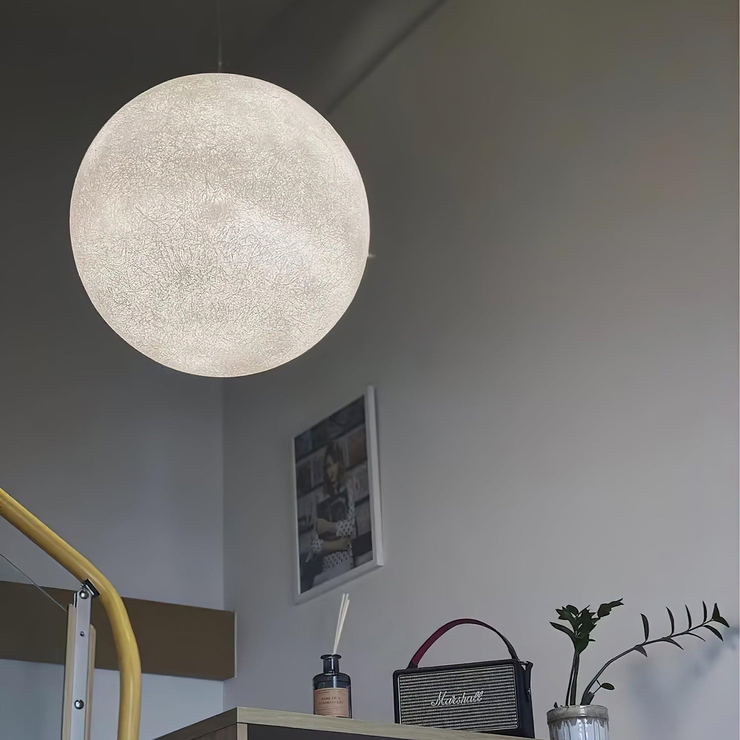 MondMagie – Hängeleuchte im schimmernden Vollmond-Design