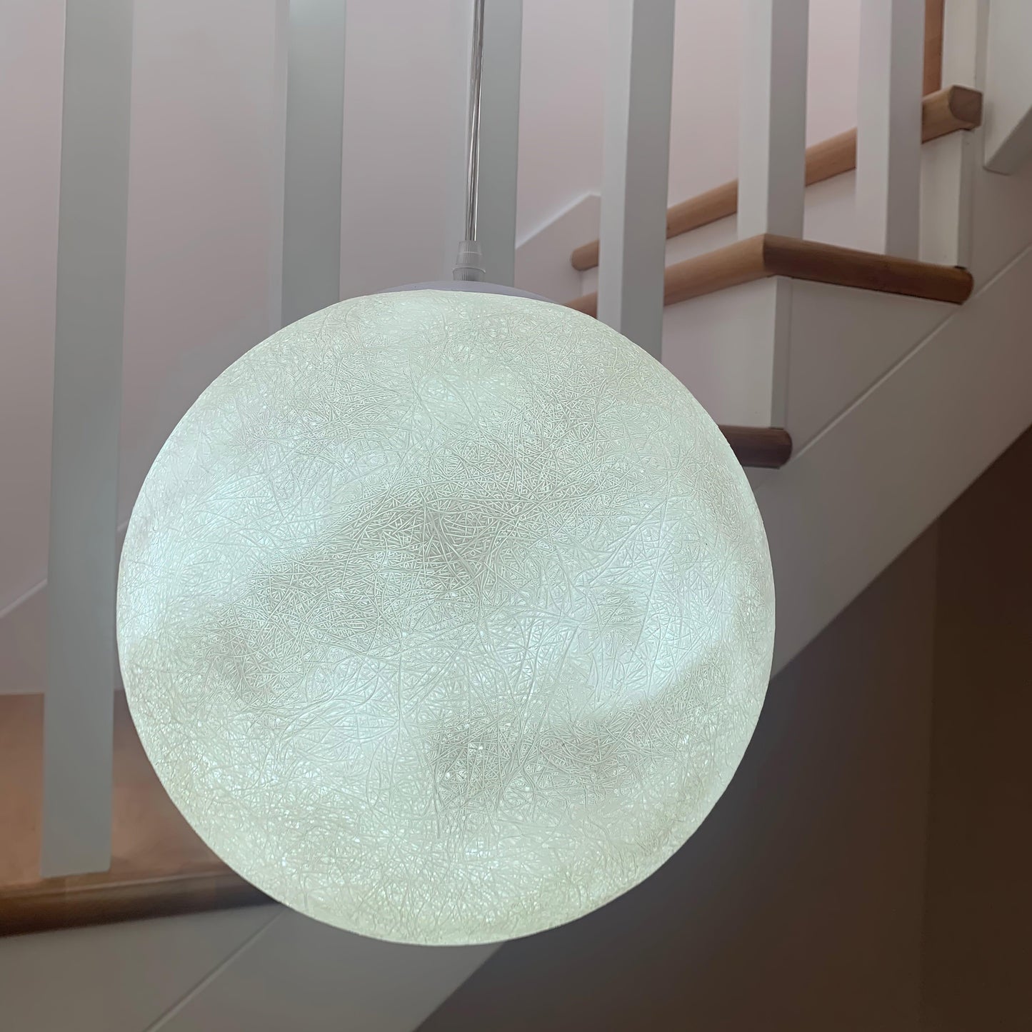 MondMagie – Hängeleuchte im schimmernden Vollmond-Design